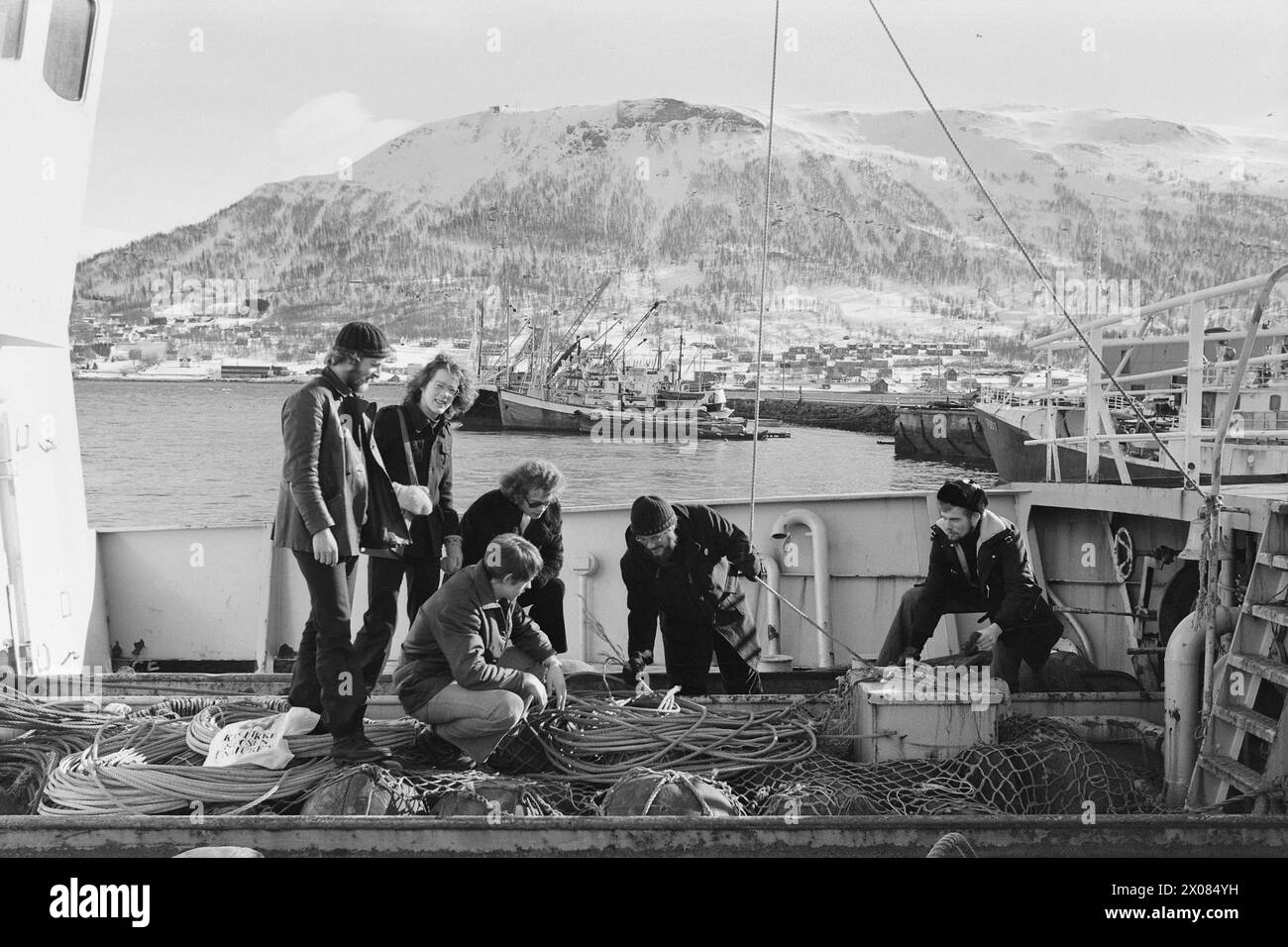 Aktuell 14 - 2 - 1973: Cand.mag in Fish. Zum ersten Mal ist die Fischerei ein eigener Universitätslehrgang geworden. Alle Studenten kommen aus typischen Fischergemeinden in Nordnorwegen. Fischerboote sind für diese Studenten nichts Neues. Sie haben Praxis vom Fischen. Hier sind sie an Bord der 'Vågamøy'. Von links: Johan H. Williams, Bjørnar Mikalsen, Thor Robertsen, Magnus Ytterstad (Hocken), Ivar Sagen und Knut Svedrup. Die Fischereistudien an der Universität Tromsø dauern vier bis viereinhalb Jahre. Foto: Sverrre A. Børretzen/aktuell/NTB ***FOTO NICHT BEARBEITET*** Stockfoto