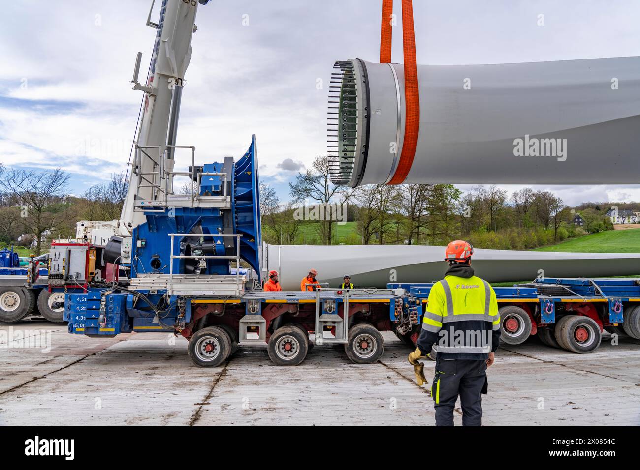 Vorbereitung für den Transport eines 68 Meter langen Rotorblatts, einer Windturbine, mit einem selbstfahrenden Blade-Lifter-Fahrzeug über eine 40 KM lange Strecke in der BER Stockfoto