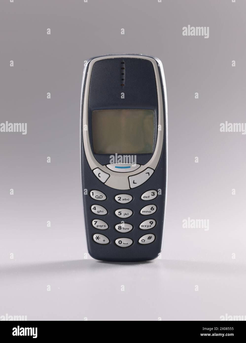 Georgien Tiflis 23. Juni 2022: Original Nokia 3310 auf grauem Hintergrund Stockfoto