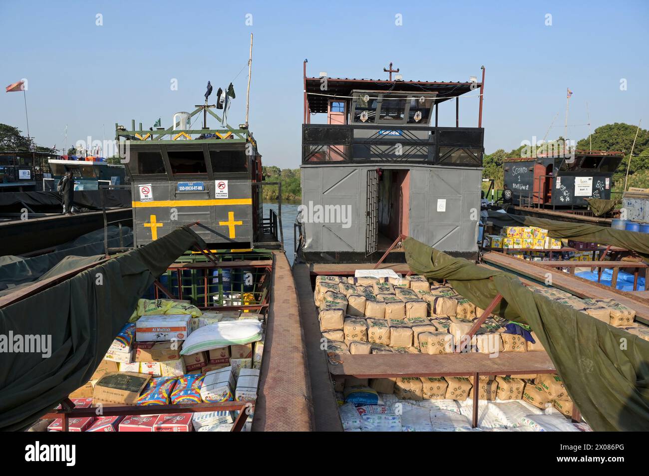 SÜDSUDAN, Hauptstadt Juba, Weißer Nil, Hai Jalaba Flusshafen, Frachtflußschiffe / SÜDSUDAN, Hauptstadt Juba, Hai Jalaba Flusshafen Flußschiff Hafen am Weißen Nil Fluß Stockfoto