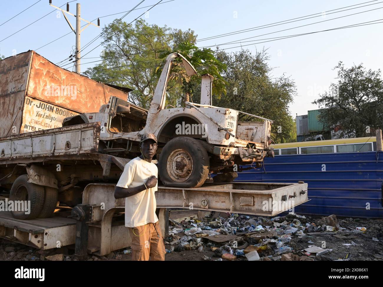 SÜDSUDAN, Hauptstadt Juba, Schrottwagen und Müll auf der Straße, Jeep der UN-Organisation UNMISS / SÜDSUDAN, Hauptstadt Juba, Straßenszene, Schrotthandel Stockfoto