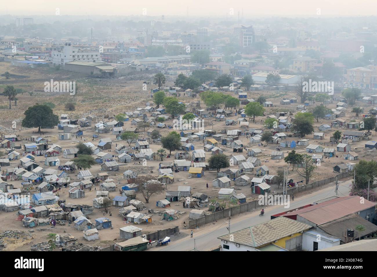SÜDSUDAN, Hauptstadt Juba, Slumsiedlung von Binnenflüchtlingen aus den verschiedenen Konflikten, Luftaufnahme vom Hotel Pyramid/SÜDSUDAN, Hauptstadt Juba, Slum, Armensiedlung mit IDP Binnenflüchtlingen aus den verschiedenen Konflikten im Südsudan am Hotel Pyramid Stockfoto