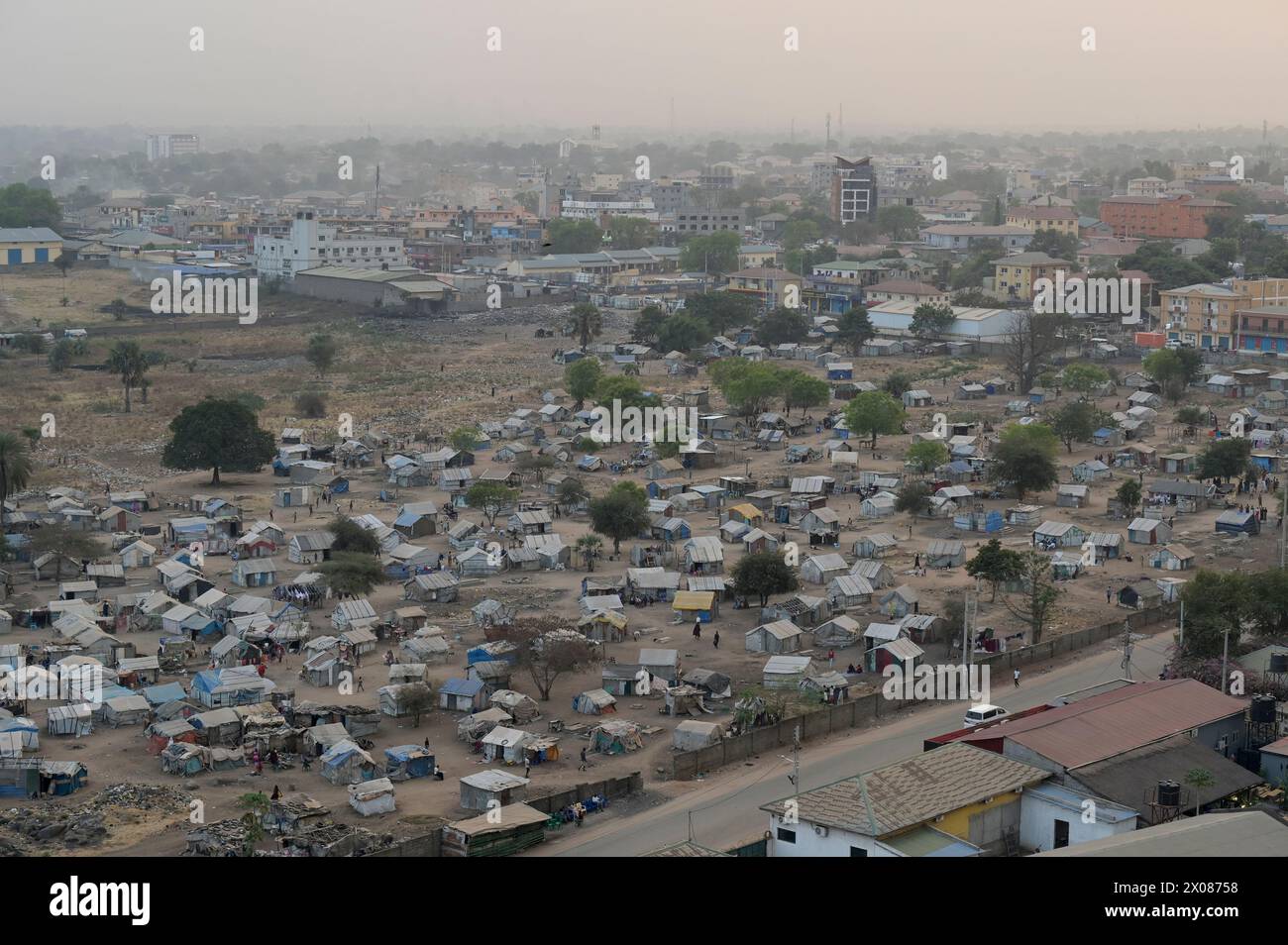 SÜDSUDAN, Hauptstadt Juba, Slumsiedlung von Binnenflüchtlingen aus den verschiedenen Konflikten, Luftaufnahme vom Hotel Pyramid/SÜDSUDAN, Hauptstadt Juba, Slum, Armensiedlung mit IDP Binnenflüchtlingen aus den verschiedenen Konflikten im Südsudan am Hotel Pyramid Stockfoto