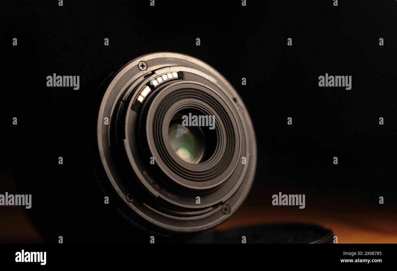 DSLR-Objektiv: Aufnahme von Licht in Dunkelheit Stockfoto