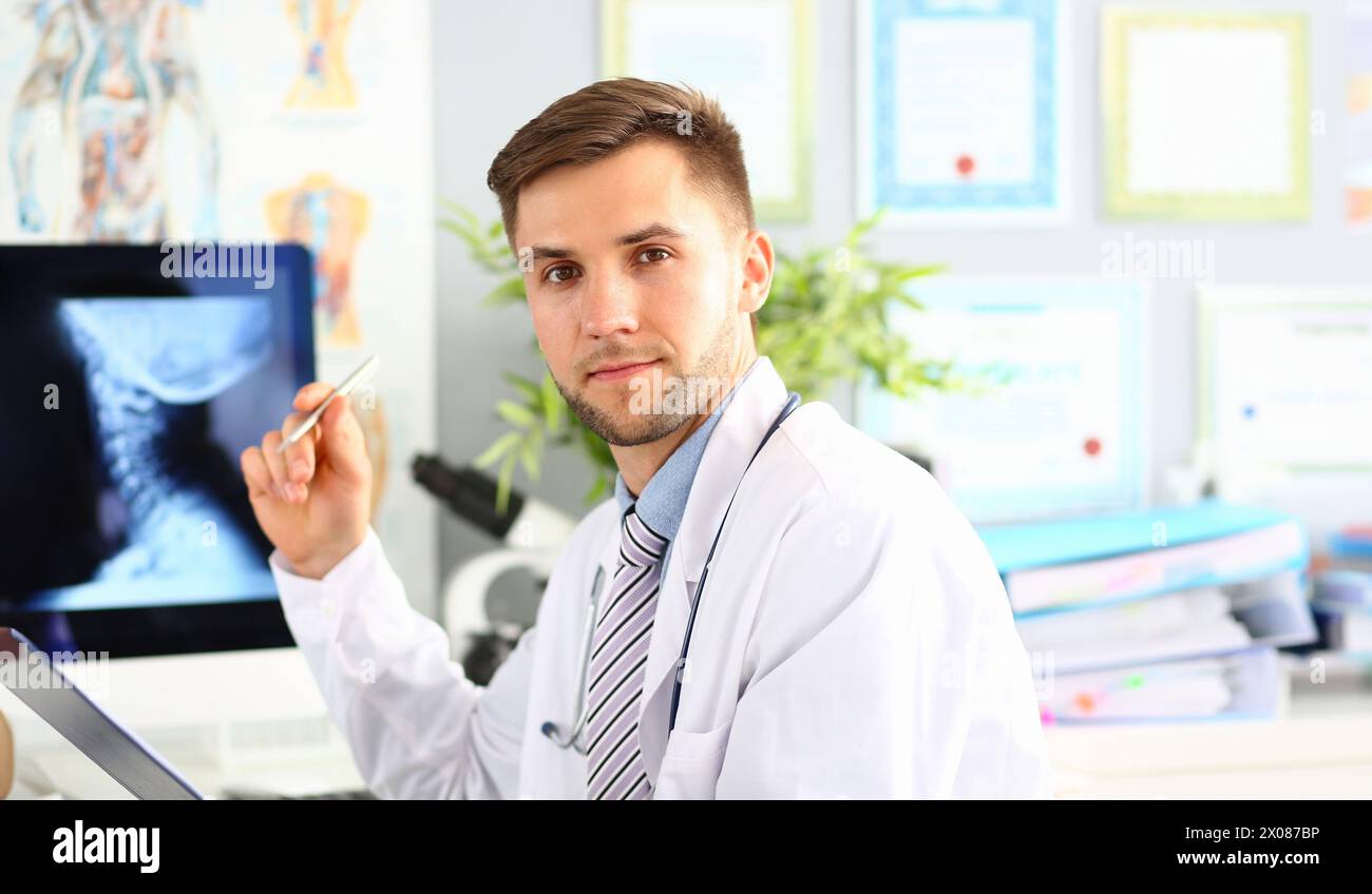 Der Arzt untersucht die Nahaufnahme der Halswirbelsäule Stockfoto