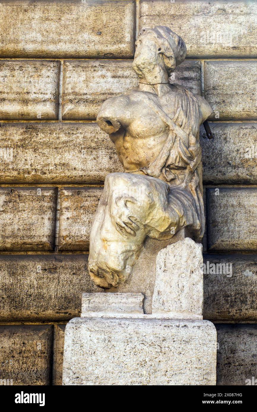Pasquino Statue. Die Statue ist bekannt als die erste der sprechenden Statuen Roms, da sie traditionell anonyme Kritiken an ihrer Basis anbringen. Die satirische literarische Form Pasquinade verdankt ihren Namen dieser Tradition – Rom, Italien Stockfoto
