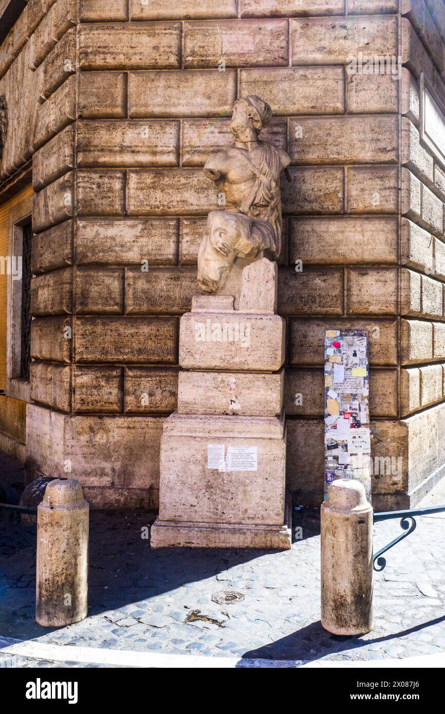 Pasquino Statue. Die Statue ist bekannt als die erste der sprechenden Statuen Roms, da sie traditionell anonyme Kritiken an ihrer Basis anbringen. Die satirische literarische Form Pasquinade verdankt ihren Namen dieser Tradition – Rom, Italien Stockfoto