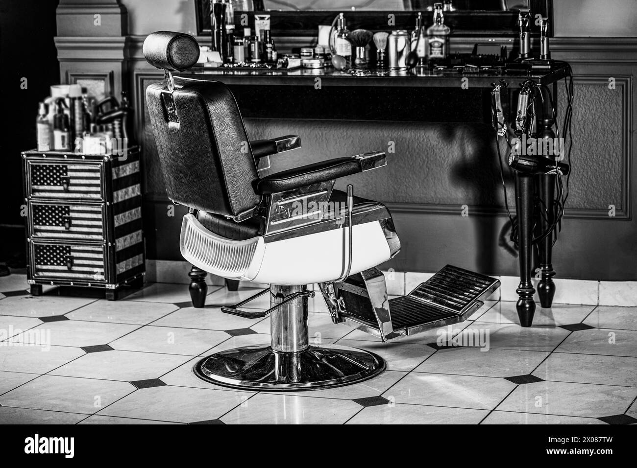 Professioneller Friseur im Friseursalon. Friseurstühle im Innenraum. Thema für Friseure, Style Friseur, Friseur für Männer, Friseur Stockfoto