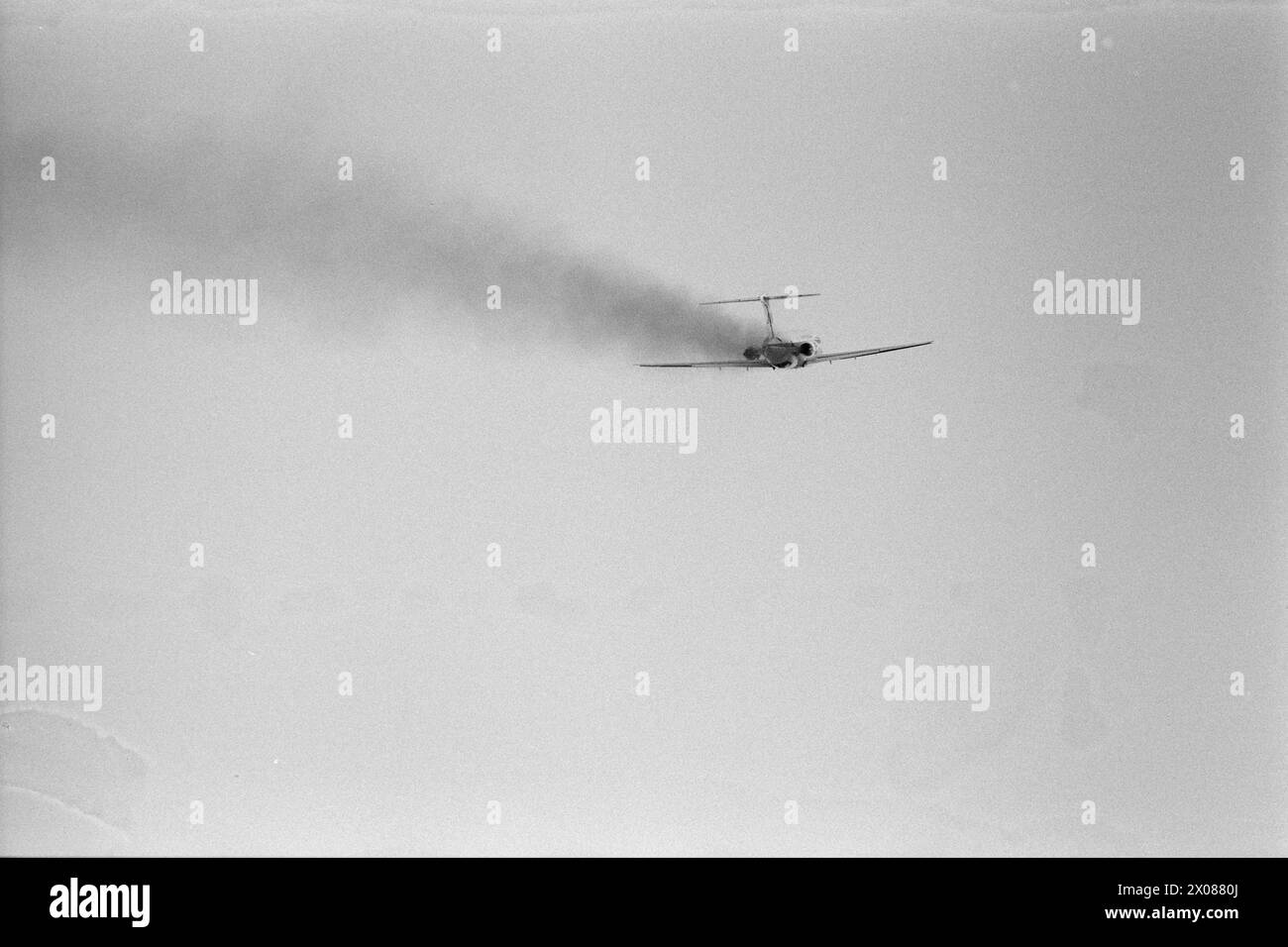 Aktuell 10 - 3 - 1973: Wie sicher wir fliegen Was wird getan, um sicherzustellen, dass unser Flug so sicher wie möglich ist? Ist es die Technologie oder der Mann selbst, der bei Flugzeugkatastrophen versagt? Dieser Bericht versucht, Antworten auf einige der vielen Fragen im Zusammenhang mit der Flugsicherheit zu geben. Bee ist unter anderem der Route des Braathen-Flugzeugs gefolgt, das am Heiligabend abgestürzt ist. Foto: Sverre A. Børretzen / aktuell / NTB ***FOTO NICHT BEARBEITET*** Stockfoto Aktuell 10 - 3 - 1973: Wie sicher wir fliegen Was wird getan, um sicherzustellen, dass unser Flug so sicher wie möglich ist? Ist es die Technologie oder der Mann selbst, der bei Flugzeugkatastrophen versagt? Dieser Bericht versucht, Antworten auf einige der vielen Fragen im Zusammenhang mit der Flugsicherheit zu geben. Bee ist unter anderem der Route des Braathen-Flugzeugs gefolgt, das am Heiligabend abgestürzt ist. Foto: Sverre A. Børretzen / aktuell / NTB ***FOTO NICHT BEARBEITET*** Stockfoto