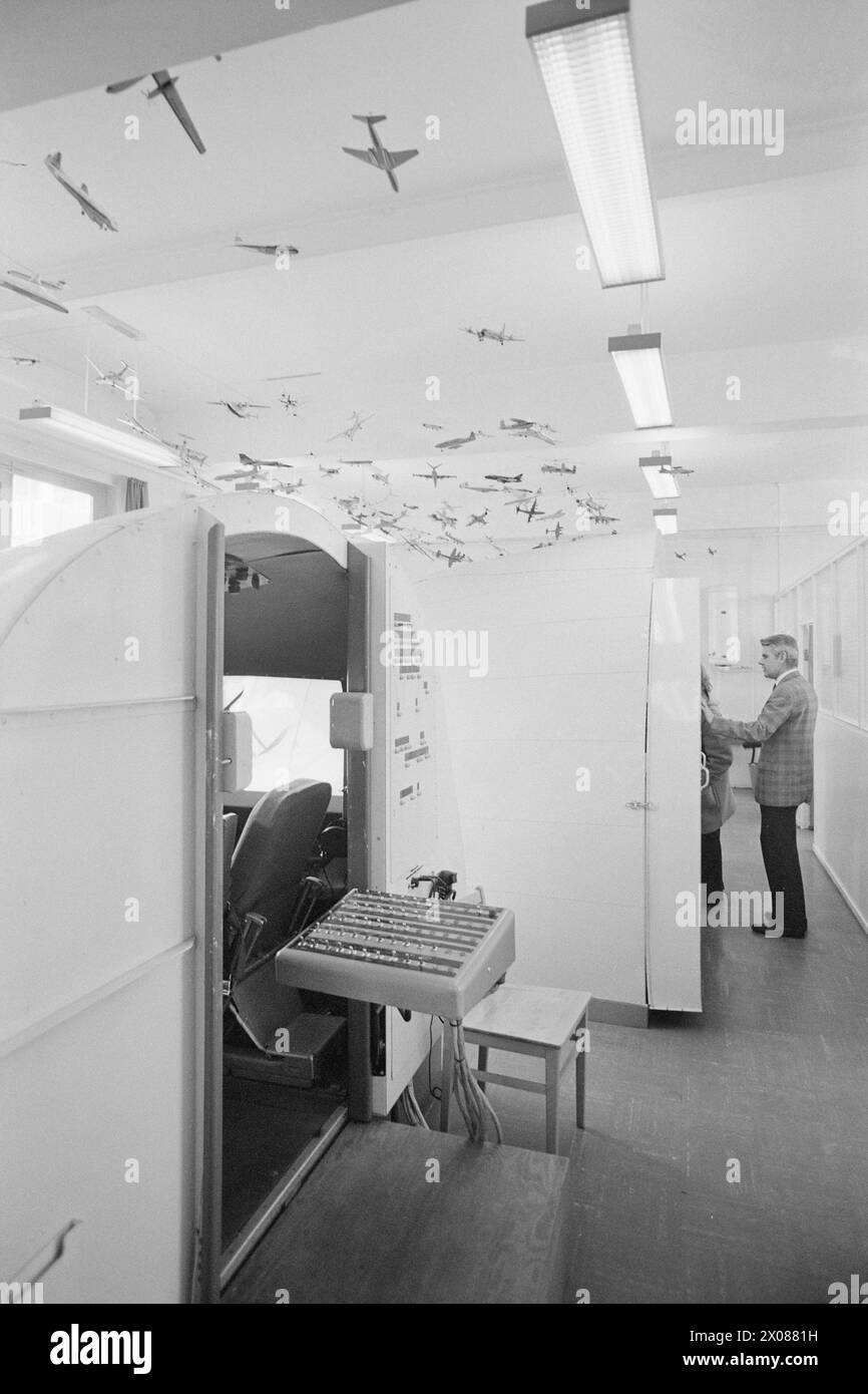 Aktuell 10 - 3 - 1973: Wie sicher wir fliegen Was wird getan, um sicherzustellen, dass unser Flug so sicher wie möglich ist? Ist es die Technologie oder der Mann selbst, der bei Flugzeugkatastrophen versagt? Dieser Bericht versucht, Antworten auf einige der vielen Fragen im Zusammenhang mit der Flugsicherheit zu geben. Bee ist unter anderem der Route des Braathen-Flugzeugs gefolgt, das am Heiligabend abgestürzt ist. Foto: Sverre A. Børretzen / aktuell / NTB ***FOTO NICHT BEARBEITET*** Stockfoto Aktuell 10 - 3 - 1973: Wie sicher wir fliegen Was wird getan, um sicherzustellen, dass unser Flug so sicher wie möglich ist? Ist es die Technologie oder der Mann selbst, der bei Flugzeugkatastrophen versagt? Dieser Bericht versucht, Antworten auf einige der vielen Fragen im Zusammenhang mit der Flugsicherheit zu geben. Bee ist unter anderem der Route des Braathen-Flugzeugs gefolgt, das am Heiligabend abgestürzt ist. Foto: Sverre A. Børretzen / aktuell / NTB ***FOTO NICHT BEARBEITET*** Stockfoto