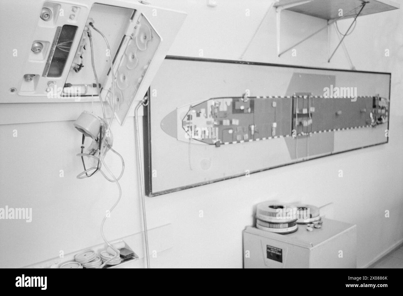 Aktuell 10 - 3 - 1973: Wie sicher wir fliegen Was wird getan, um sicherzustellen, dass unser Flug so sicher wie möglich ist? Ist es die Technologie oder der Mann selbst, der bei Flugzeugkatastrophen versagt? Dieser Bericht versucht, Antworten auf einige der vielen Fragen im Zusammenhang mit der Flugsicherheit zu geben. Bee ist unter anderem der Route des Braathen-Flugzeugs gefolgt, das am Heiligabend abgestürzt ist. Foto: Sverre A. Børretzen / aktuell / NTB ***FOTO NICHT BEARBEITET*** Stockfoto Aktuell 10 - 3 - 1973: Wie sicher wir fliegen Was wird getan, um sicherzustellen, dass unser Flug so sicher wie möglich ist? Ist es die Technologie oder der Mann selbst, der bei Flugzeugkatastrophen versagt? Dieser Bericht versucht, Antworten auf einige der vielen Fragen im Zusammenhang mit der Flugsicherheit zu geben. Bee ist unter anderem der Route des Braathen-Flugzeugs gefolgt, das am Heiligabend abgestürzt ist. Foto: Sverre A. Børretzen / aktuell / NTB ***FOTO NICHT BEARBEITET*** Stockfoto