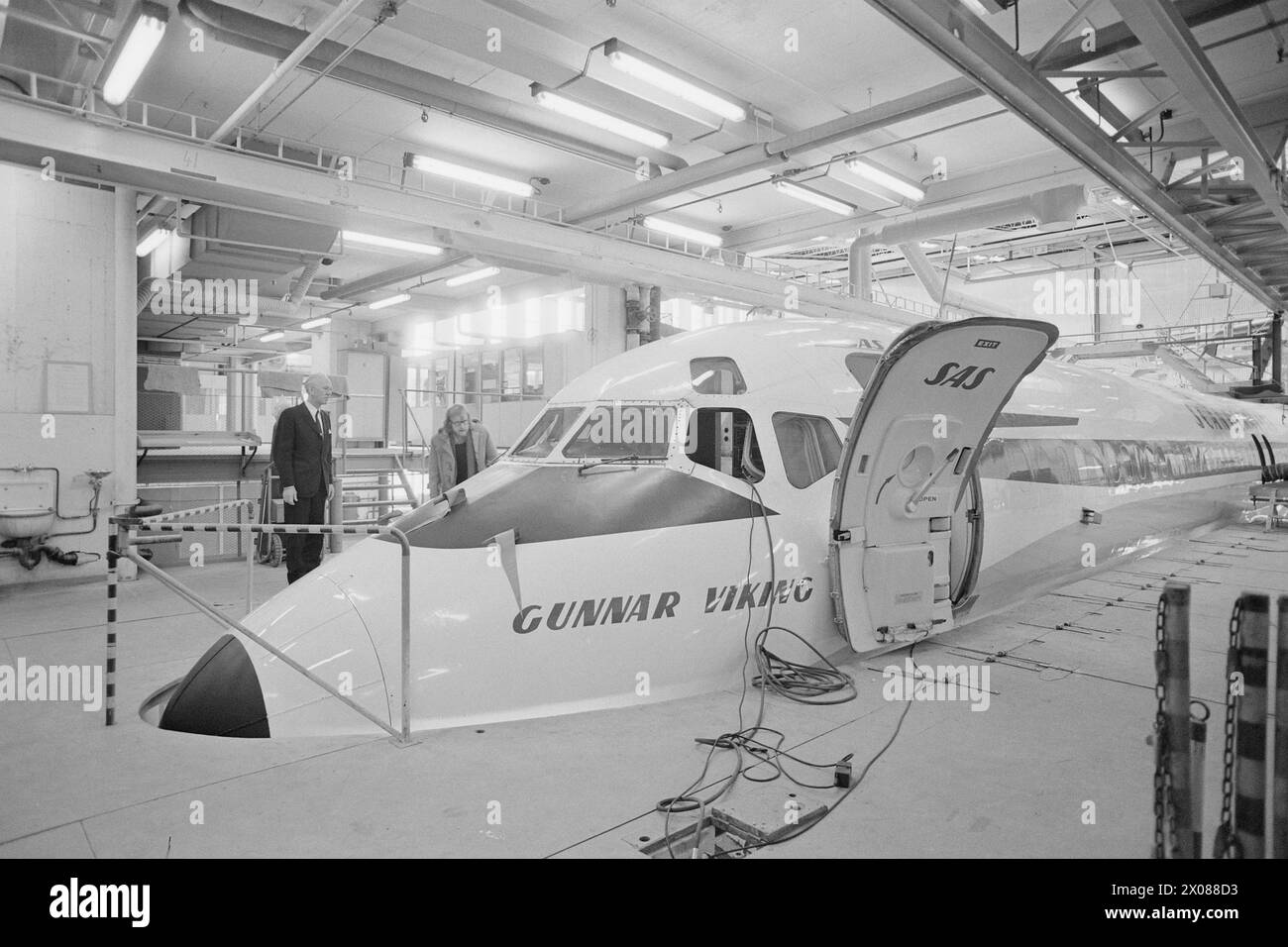 Aktuell 10 - 3 - 1973: Wie sicher wir fliegen Was wird getan, um sicherzustellen, dass unser Flug so sicher wie möglich ist? Ist es die Technologie oder der Mann selbst, der bei Flugzeugkatastrophen versagt? Dieser Bericht versucht, Antworten auf einige der vielen Fragen im Zusammenhang mit der Flugsicherheit zu geben. Bee ist unter anderem der Route des Braathen-Flugzeugs gefolgt, das am Heiligabend abgestürzt ist. Foto: Sverre A. Børretzen / aktuell / NTB ***FOTO NICHT BEARBEITET*** Stockfoto Aktuell 10 - 3 - 1973: Wie sicher wir fliegen Was wird getan, um sicherzustellen, dass unser Flug so sicher wie möglich ist? Ist es die Technologie oder der Mann selbst, der bei Flugzeugkatastrophen versagt? Dieser Bericht versucht, Antworten auf einige der vielen Fragen im Zusammenhang mit der Flugsicherheit zu geben. Bee ist unter anderem der Route des Braathen-Flugzeugs gefolgt, das am Heiligabend abgestürzt ist. Foto: Sverre A. Børretzen / aktuell / NTB ***FOTO NICHT BEARBEITET*** Stockfoto