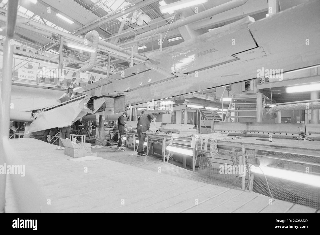 Aktuell 10 - 3 - 1973: Wie sicher wir fliegen Was wird getan, um sicherzustellen, dass unser Flug so sicher wie möglich ist? Ist es die Technologie oder der Mann selbst, der bei Flugzeugkatastrophen versagt? Dieser Bericht versucht, Antworten auf einige der vielen Fragen im Zusammenhang mit der Flugsicherheit zu geben. Bee ist unter anderem der Route des Braathen-Flugzeugs gefolgt, das am Heiligabend abgestürzt ist. Foto: Sverre A. Børretzen / aktuell / NTB ***FOTO NICHT BEARBEITET*** Stockfoto Aktuell 10 - 3 - 1973: Wie sicher wir fliegen Was wird getan, um sicherzustellen, dass unser Flug so sicher wie möglich ist? Ist es die Technologie oder der Mann selbst, der bei Flugzeugkatastrophen versagt? Dieser Bericht versucht, Antworten auf einige der vielen Fragen im Zusammenhang mit der Flugsicherheit zu geben. Bee ist unter anderem der Route des Braathen-Flugzeugs gefolgt, das am Heiligabend abgestürzt ist. Foto: Sverre A. Børretzen / aktuell / NTB ***FOTO NICHT BEARBEITET*** Stockfoto