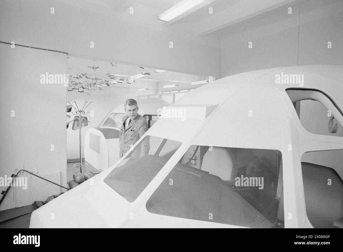 Aktuell 10 - 3 - 1973: Wie sicher wir fliegen Was wird getan, um sicherzustellen, dass unser Flug so sicher wie möglich ist? Ist es die Technologie oder der Mann selbst, der bei Flugzeugkatastrophen versagt? Dieser Bericht versucht, Antworten auf einige der vielen Fragen im Zusammenhang mit der Flugsicherheit zu geben. Bee ist unter anderem der Route des Braathen-Flugzeugs gefolgt, das am Heiligabend abgestürzt ist. Foto: Sverre A. Børretzen / aktuell / NTB ***FOTO NICHT BEARBEITET*** Stockfoto Aktuell 10 - 3 - 1973: Wie sicher wir fliegen Was wird getan, um sicherzustellen, dass unser Flug so sicher wie möglich ist? Ist es die Technologie oder der Mann selbst, der bei Flugzeugkatastrophen versagt? Dieser Bericht versucht, Antworten auf einige der vielen Fragen im Zusammenhang mit der Flugsicherheit zu geben. Bee ist unter anderem der Route des Braathen-Flugzeugs gefolgt, das am Heiligabend abgestürzt ist. Foto: Sverre A. Børretzen / aktuell / NTB ***FOTO NICHT BEARBEITET*** Stockfoto