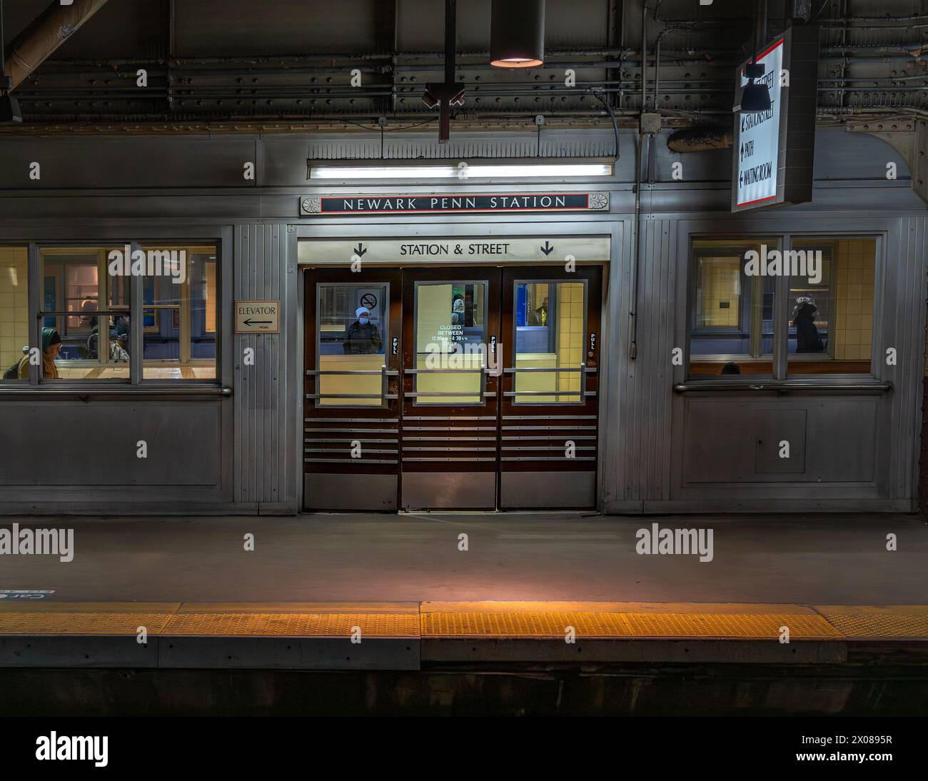 Newark, NJ - USA - 22. März 2024 von der anderen Seite der Newark Penn Station, einem Art déco-Wartezimmer mit Raffinesse. Metallakzente catc Stockfoto