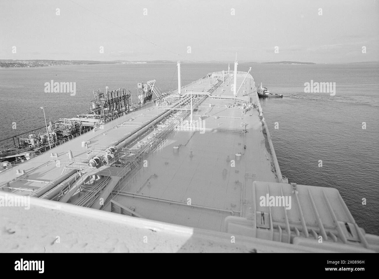 Aktuell 9 - 9 - 1973: Verdammt Fabian so bigDer Öltanker T/T 'Fabian' ist das größte Schiff Norwegens und die größte Ladung auf einem Kiel, der im Land angekommen ist. Ein 285.000-Tonnen-Schiff ragt groß auf dem Kai. Das Schiff gehört der Reederei Hilmar Reksten in Bergen, der Kapitän ist der 55-jährige Martin Madsen aus Fitjar in Stord. Der Riese ist etwa 348 Meter lang. Sie ist fast 52 Meter breit. Vom Kiel bis zum Dach des Radkastens sind es etwa 50 Meter. Die Struktur achtern mit der Kommandobrücke oben ist sechs „Stockwerke“ über dem Hauptdeck und türmt sich wie ein baufälliger Block Stockfoto