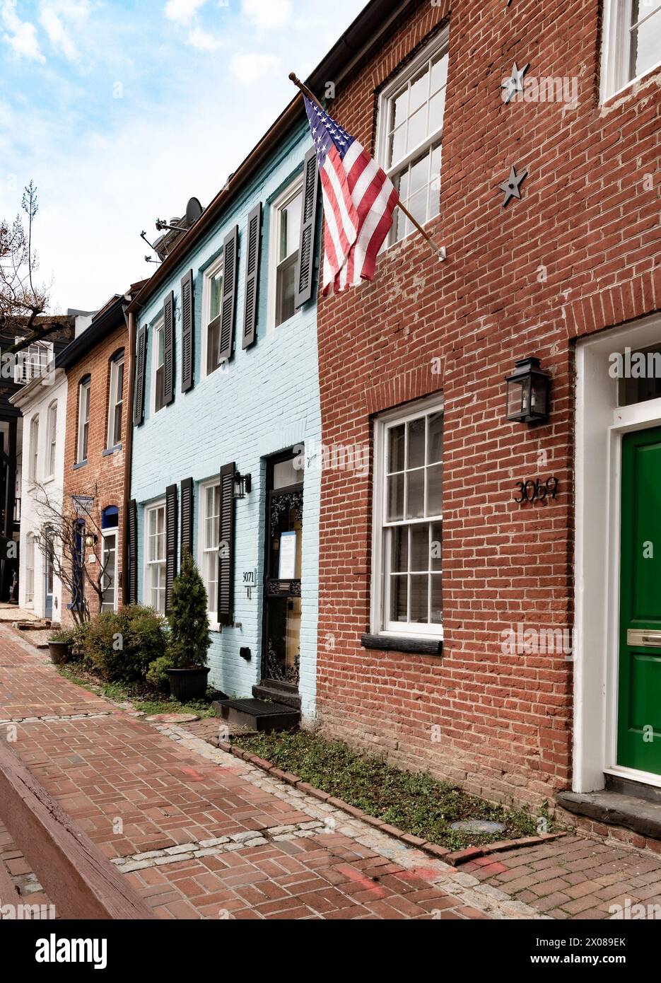 Washington DC – USA – 23. März 2024 vertikale Ansicht der historischen Häuser entlang des Chesapeake and Ohio Canal Trail im Stadtteil Georgetown of Waschen Stockfoto