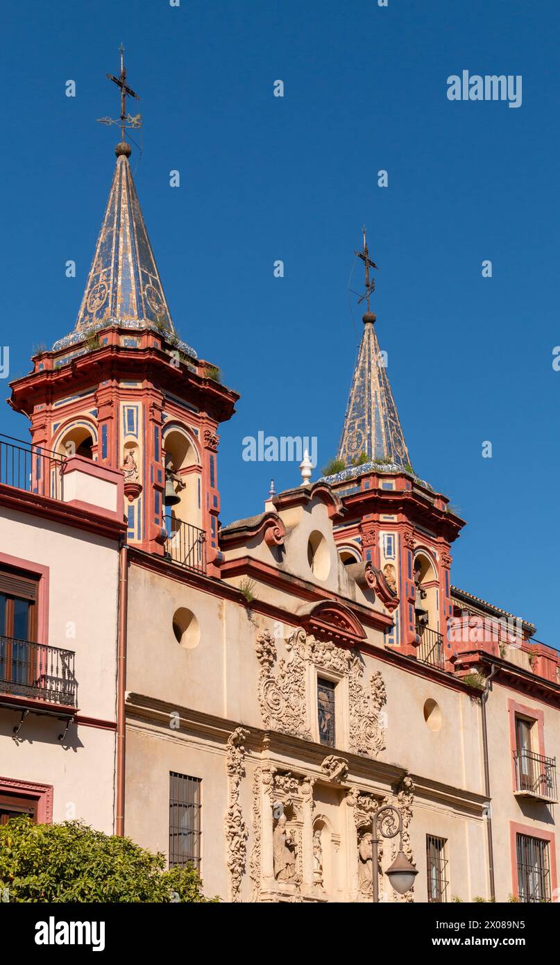 Kirchenkrankenhaus unserer Lieben Frau des Friedens auf der Plaza del Salvador, Sevilla. Es ist auch bekannt als die Residenz von San Juan de Dios. Stockfoto