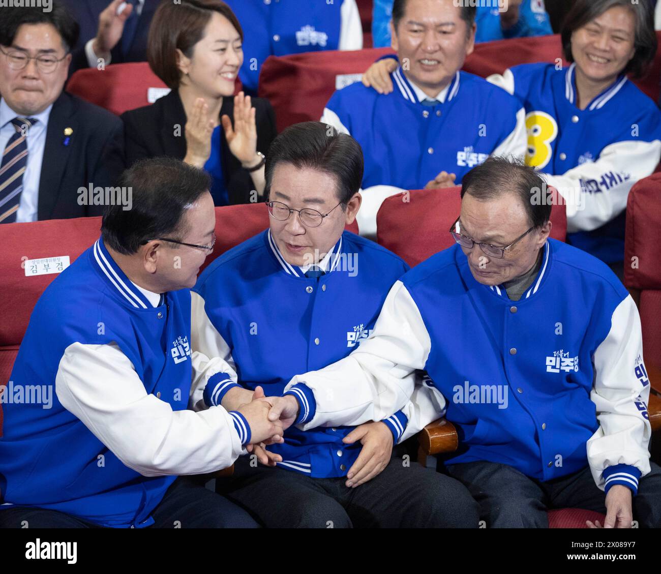 Seoul, Südkorea. April 2024. Lee Jae-myung (C-Front), Vorsitzender der wichtigsten oppositionellen Demokratischen Partei Südkoreas, feiert am 10. April 2024 in Seoul (Südkorea) die führende Wahlbeteiligung bei den Parlamentswahlen. Südkoreas wichtigste liberale Oppositionspartei Demokratische Partei führte bei Parlamentswahlen mit überwältigender Mehrheit Ausstiegswahlen an, wie eine Umfrage von drei lokalen Sendern am Mittwoch zeigte. Quelle: Yao Qilin/Xinhua/Alamy Live News Stockfoto