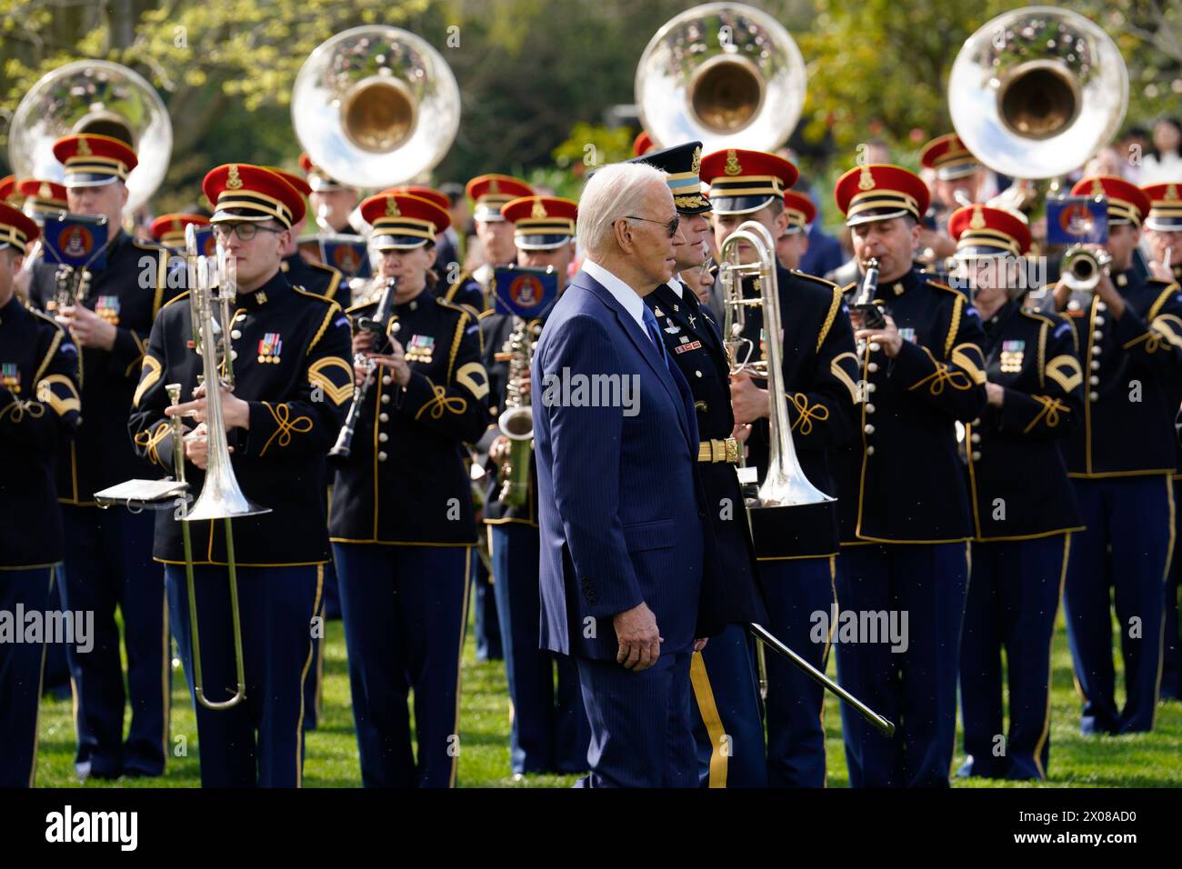 Washington, Usa. April 2024. Präsident Joe Biden und Japans Premierminister Kishida Fumio überprüfen die Truppen während einer offiziellen Ankunftszeremonie im Weißen Haus in Washington DC am Mittwoch, den 10. April 2024. Der Besuch des japanischen Premierministers soll die Allianz zwischen den Vereinigten Staaten und Japan unterstreichen, da beide Länder versuchen, Chinas Einfluss auszugleichen. Foto: Yuri Gripas/UPI Credit: UPI/Alamy Live News Stockfoto