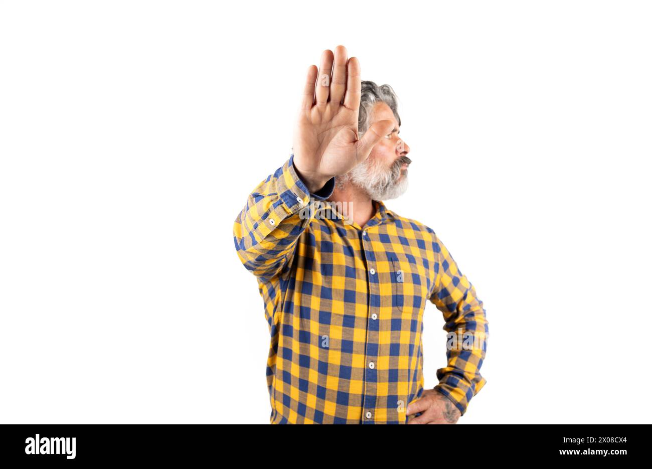 Mann im mittleren Alter, der legere Kleidung trägt, macht eine Stop-Geste mit traurigem und ängstlichem Ausdruck. Ein schändliches und negatives Konzept. Stockfoto