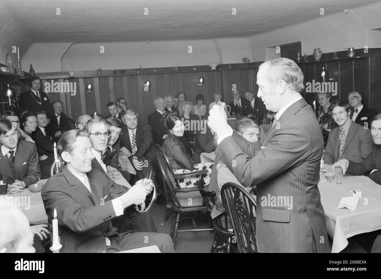 Aktuell 13 - 2 - 1973: Arnado nimmt Gold Dienstag letzte Woche war Arne Arnardos großer Tag. Er erhielt die Verdienstmedaille des Königs in Gold. Biledbladet aktuell ist ihm den ganzen Tag gefolgt. Es war ein geschäftiger Tag für Arnardo. Zuerst gab es Hausarbeiten, dann in Oslo, und schließlich gab es eine Goldparty, die bis in die Nacht dauerte. Foto: Ivar Aaserud / aktuell / NTB ***FOTO NICHT BEARBEITET*** Stockfoto