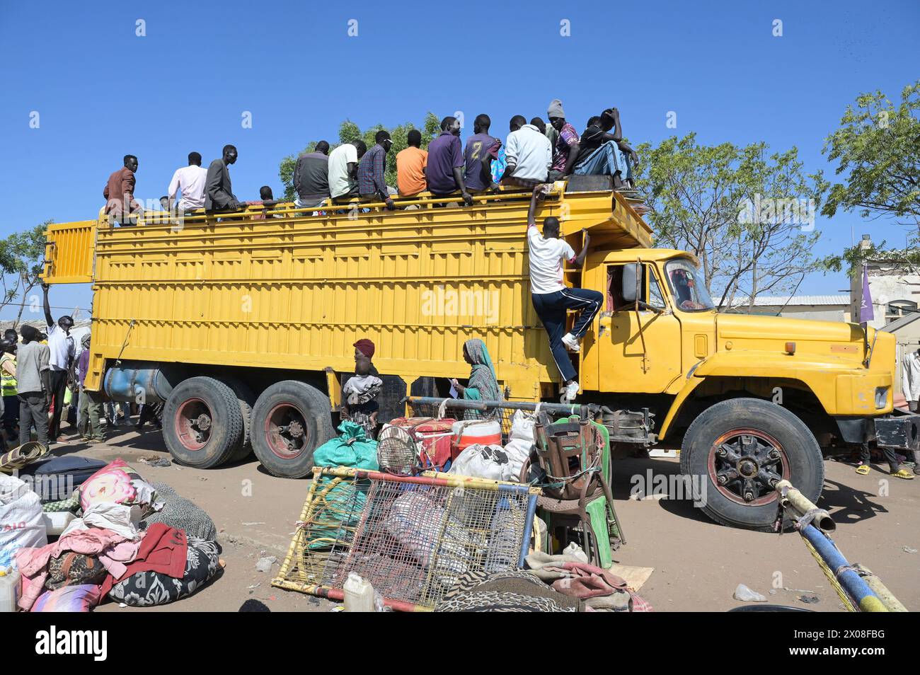 SÜDSUDAN, Oberer Nil, Stadt Renk, UNHCR-Flüchtlingshilfszentrum für Flüchtlinge aus dem Sudan-Krieg, nach der Registrierung werden sie in andere Lager in Malakal und anderen Regionen transportiert / SÜDSUDAN, Oberer Nil, Stadt Renk, Flüchtlinge aus dem Sudan suchen Schutz vor dem Krieg, UNHCR Transit Flüchtlingslager bei Renk, die Stadt liegt in der Nähe zur Grenze zum Sudan, Flüchtlinge werden nach Aufnahme und Registrierung weiter in Flüchtlingslager nach Malakal transportiert Stockfoto