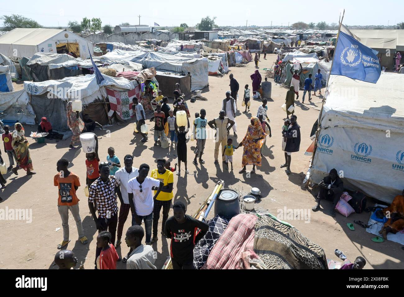 SÜDSUDAN, Oberer Nil, Stadt Renk, UNHCR-Flüchtlingshilfszentrum für Flüchtlinge aus dem Sudan-Krieg, nach der Registrierung werden sie in andere Lager in Malakal und anderen Regionen transportiert / SÜDSUDAN, Oberer Nil, Stadt Renk, Flüchtlinge aus dem Sudan suchen Schutz vor dem Krieg, UNHCR Transit Flüchtlingslager bei Renk, die Stadt liegt in der Nähe zur Grenze zum Sudan, täglich kommen bis zu 2000 Tausend neue Flüchtlinge an Stockfoto