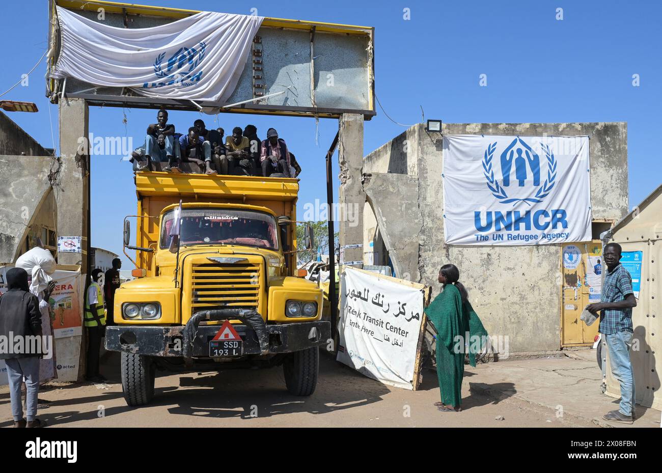 SÜDSUDAN, Oberer Nil-Staat, Stadt Renk, UNHCR-Flüchtlingshilfszentrum für Flüchtlinge aus dem Sudan-Krieg, nach der Registrierung werden sie in andere Lager in Malakal und anderen Regionen transportiert, Haupttor mit UNHCR-Logo / SÜDSUDAN, Oberer Nil-Staat, Stadt Renk, Flüchtlinge aus dem Sudan suchen Schutz vor dem Krieg, UNHCR Transit Flüchtlingslager bei Renk, die Stadt liegt in der Nähe zur Grenze zum Sudan, Flüchtlinge werden nach Aufnahme und Registrierung weiter in Flüchtlingslager nach Malakal transportiert Stockfoto