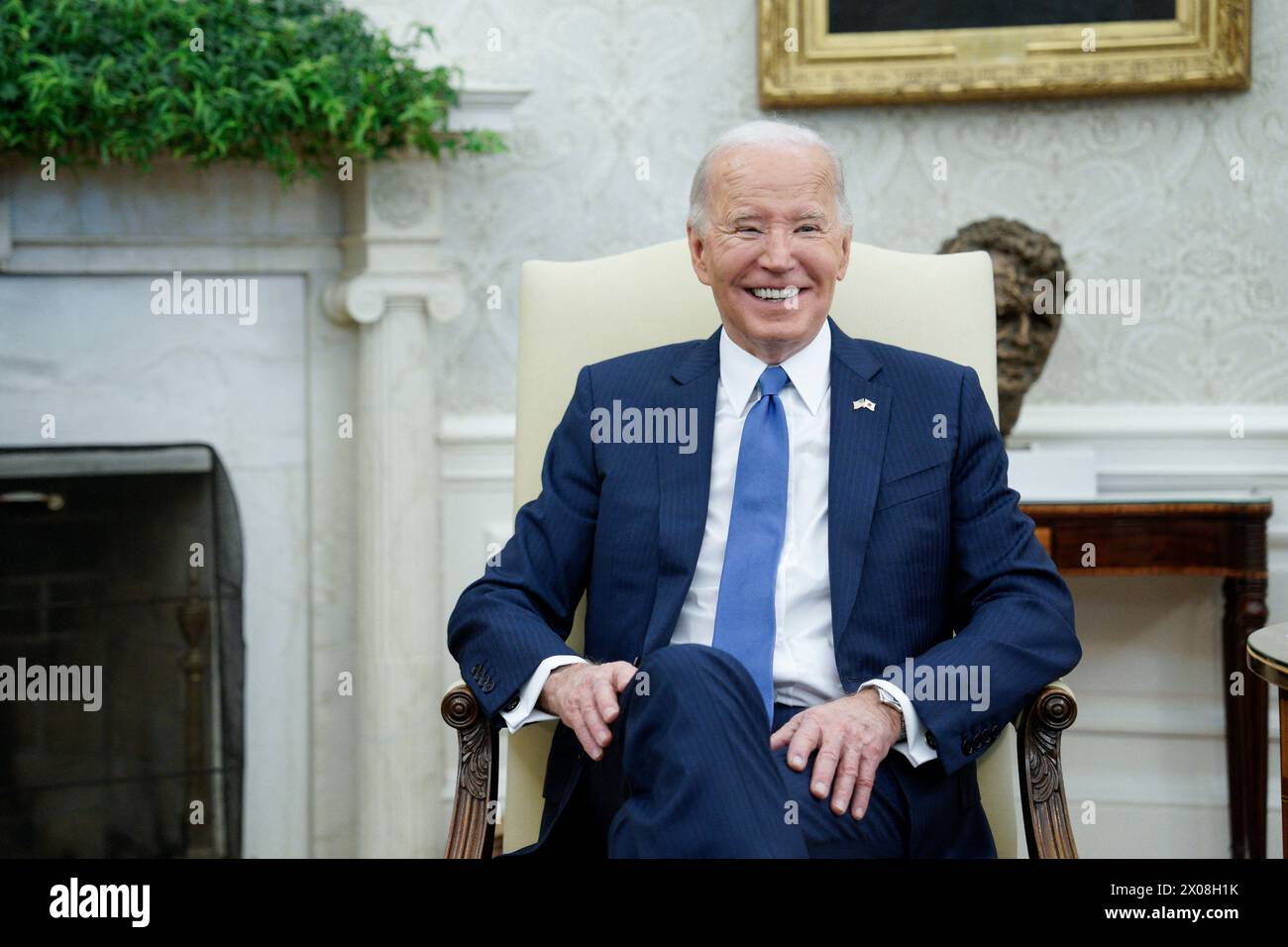 Washington, Usa. April 2024. US-Präsident Joe Biden lächelt, als er Premierminister Kishida Fumio am 10. April 2024 im Oval Office des Weißen Hauses in Washington trifft. Foto: Yuri Gripas/ABACAPRESS.COM Credit: Abaca Press/Alamy Live News Stockfoto