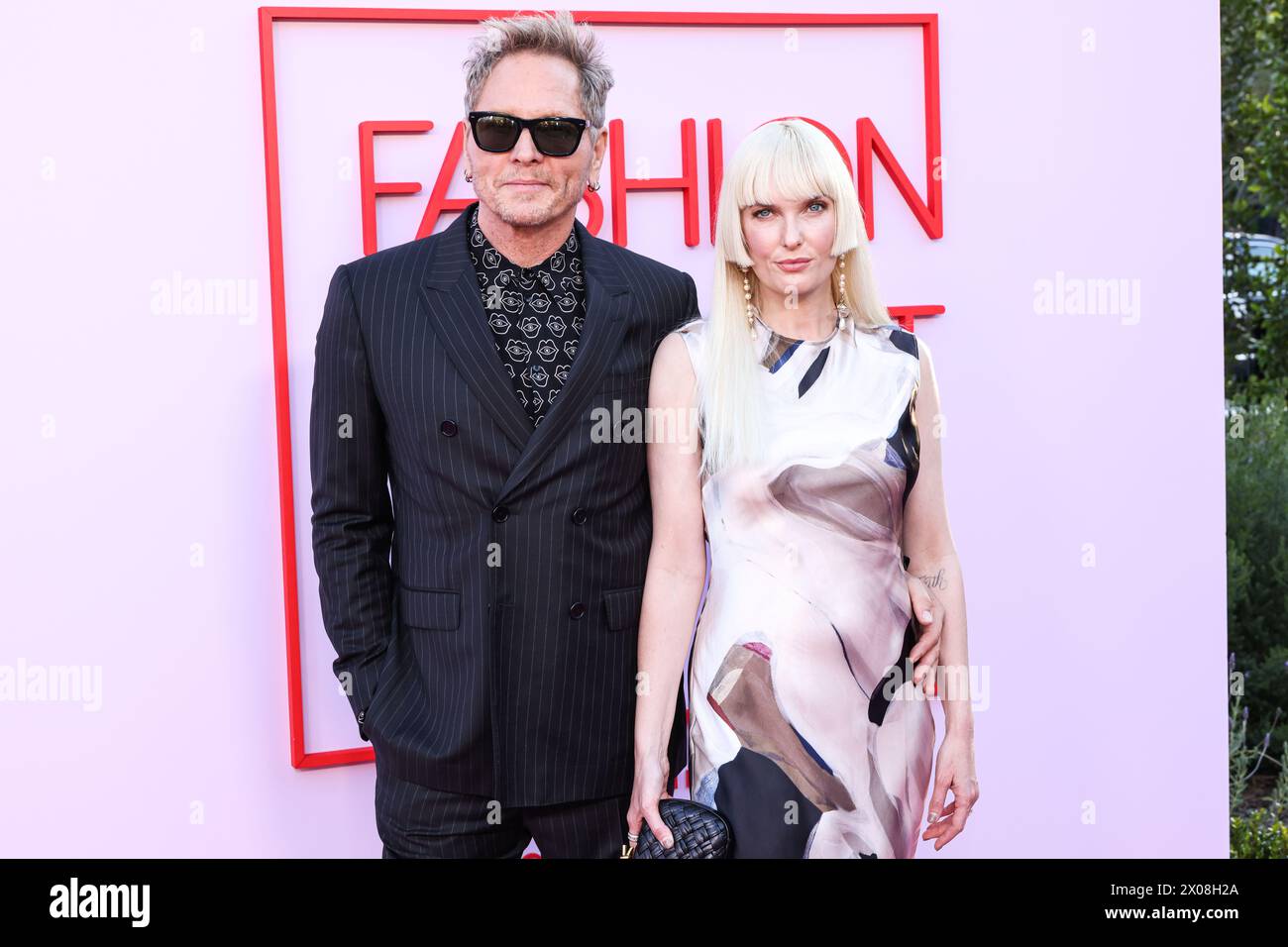 BEVERLY HILLS, LOS ANGELES, KALIFORNIEN, USA - 9. APRIL: Matt Sorum und Ace Harper kommen bei den Fashion Trust U.S. Awards 2024 an, die am 9. April 2024 in einer Privatresidenz in Beverly Hills, Los Angeles, Kalifornien, USA, ausgetragen wurden. (Foto: Xavier Collin/Image Press Agency) Stockfoto