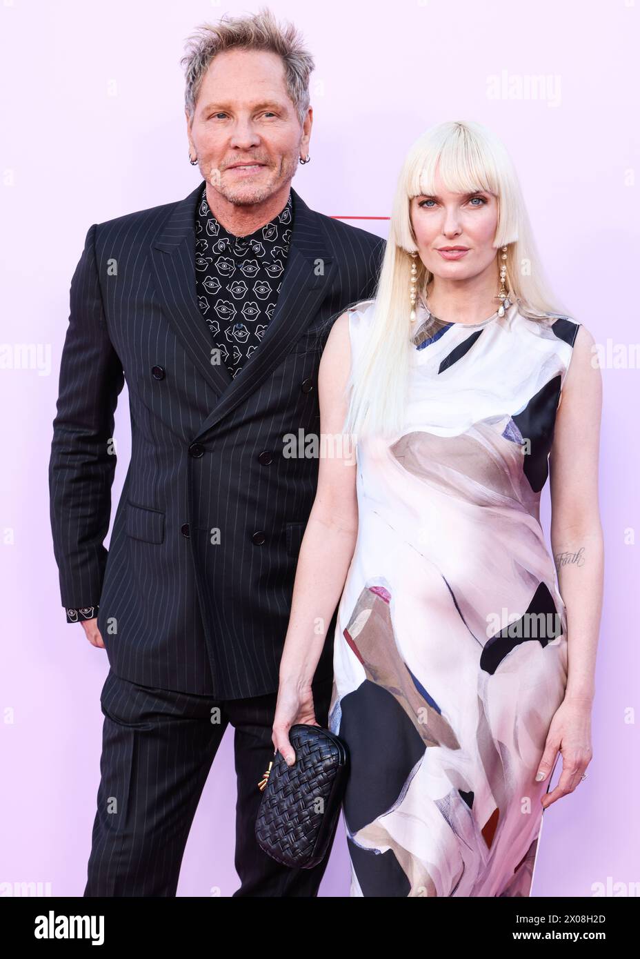 BEVERLY HILLS, LOS ANGELES, KALIFORNIEN, USA - 9. APRIL: Matt Sorum und Ace Harper kommen bei den Fashion Trust U.S. Awards 2024 an, die am 9. April 2024 in einer Privatresidenz in Beverly Hills, Los Angeles, Kalifornien, USA, ausgetragen wurden. (Foto: Xavier Collin/Image Press Agency) Stockfoto