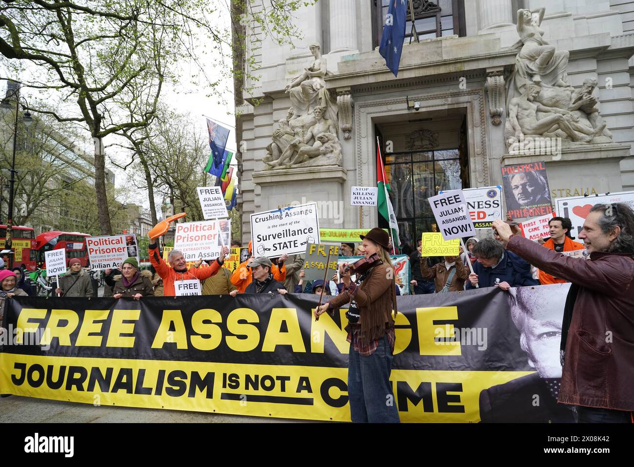 London, Großbritannien. April 2024. Das Komitee zur Verteidigung von Julian Assange trifft sich im Australia House, um den 5. Jahrestag der Inhaftierung Julians im Belmarsh Gefängnis zu feiern. Die Versammlung lenkt die Aufmerksamkeit auf den anhaltenden Rechtsstreit und die Auswirkungen auf die Pressefreiheit und die Menschenrechte. Anhänger von Assange, der seit mehr als einem Jahrzehnt inhaftiert ist, betonen die Notwendigkeit journalistischer Schutzmaßnahmen und das Recht der Öffentlichkeit darauf, dies zu erfahren, während sie sich gegen seine Auslieferung erheben. Quelle: Joao Daniel Pereira/Alamy Live News Stockfoto