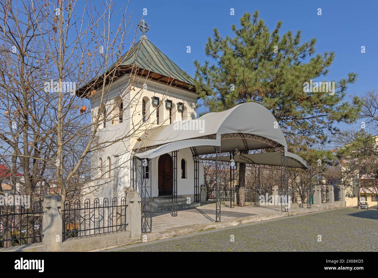 Craiova, Rumänien - 16. März 2024: Glockenturm in der Metropolitan Cathedral of Saint Demetrius im Stadtpark sonniger Frühlingstag. Stockfoto
