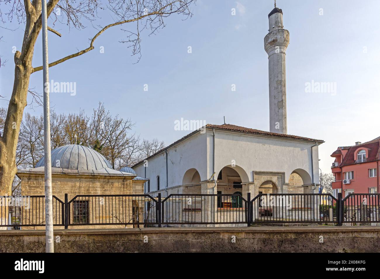 Vidin, Bulgarien - 16. März 2024: Osmanische Bibliothek und Osman Pazvantoglu Moschee historische Wahrzeichen im Stadtzentrum. Stockfoto