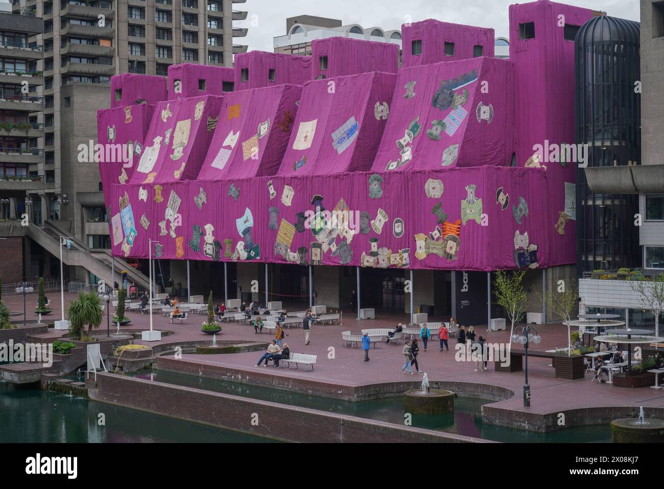 London 10 April 2024 . Der Purple Hibiscus des ghanaischen Künstlers Ibahim Mahama verwandelt und umhüllt die Betonfassade der Lakeside Terrace im Barbican mit 100 Batakari-Gewändern, die von nordghanaischen Menschen getragen wurden und auf 2000 Quadratmetern handgewebtes Tuch gestickt wurden . Quelle: amer Gazzal/Alamy Live News Stockfoto