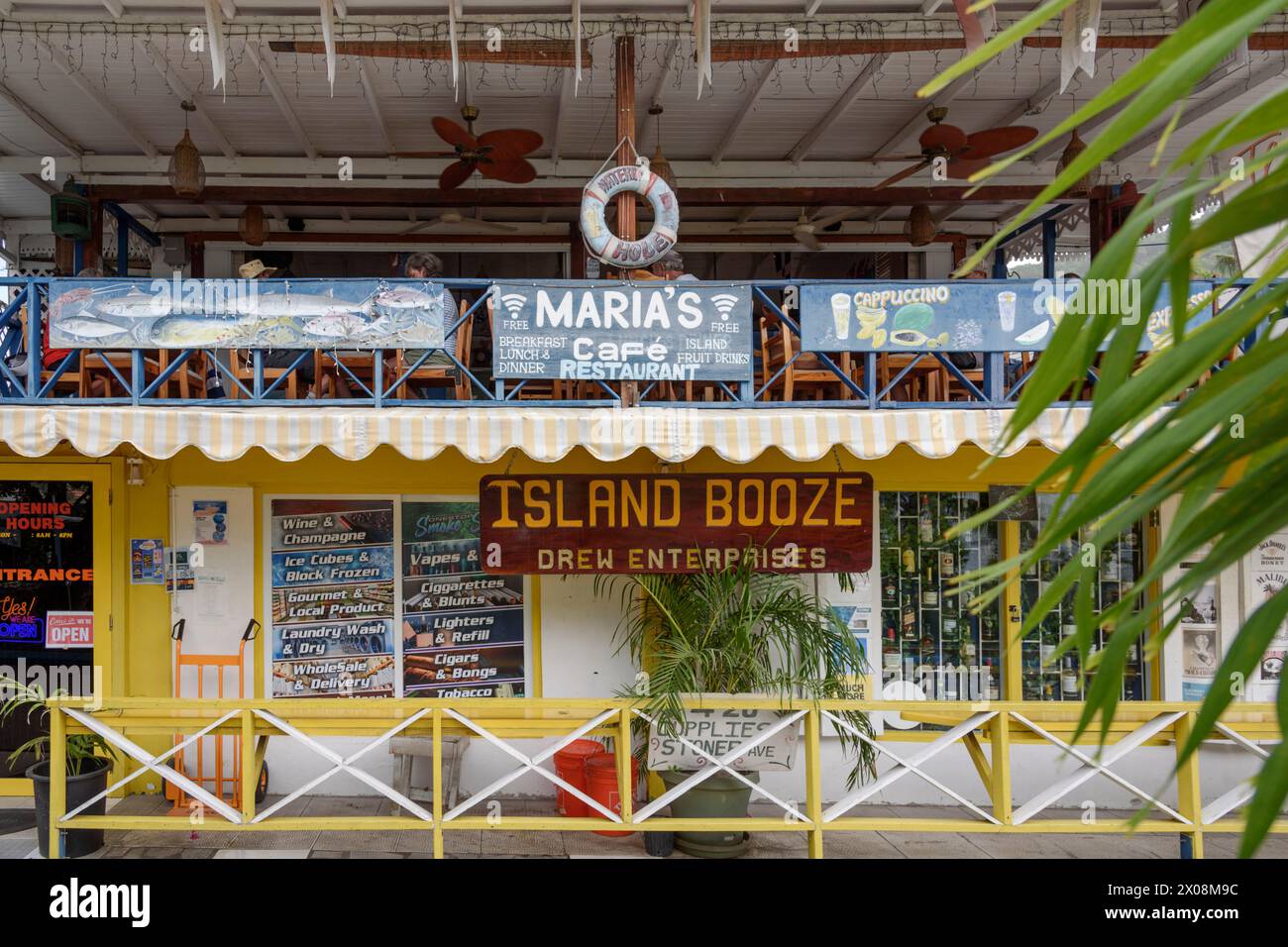 Farbenfroh bemalt Maria's Bar Restaurant und Island Schnaps, Port Elizabeth, Bequia Island, St. Vincent und die Grenadinen, Karibik Stockfoto