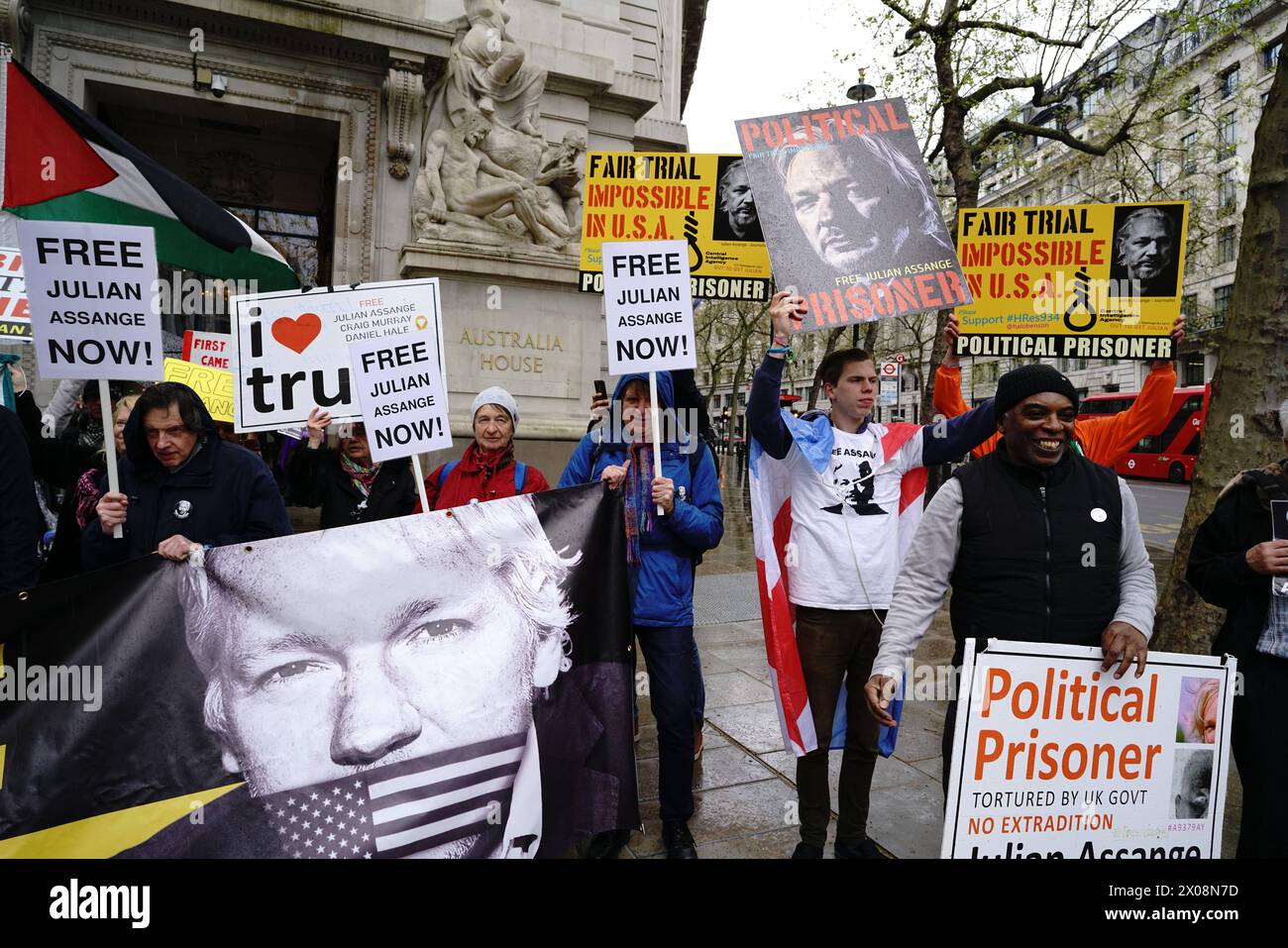 REKORDDATUM NICHT ANGEGEBEN Protest zum 5. Jahrestag der Inhaftierung von Julian Assanges in London das Komitee zur Verteidigung von Julian Assange trifft sich im Australia House, um den 5. Jahrestag der Inhaftierung Julians im Belmarsh Gefängnis zu feiern. Die Versammlung lenkt die Aufmerksamkeit auf den anhaltenden Rechtsstreit und die Auswirkungen auf die Pressefreiheit und die Menschenrechte. Anhänger von Assange, der seit mehr als einem Jahrzehnt inhaftiert ist, betonen die Notwendigkeit journalistischer Schutzmaßnahmen und des Rechts der Öffentlichkeit darauf, dies zu erfahren, während sie sich gegen seine Auslieferung versammeln. London England UK Copyright: XJoaoxDanielxPereirax Stockfoto