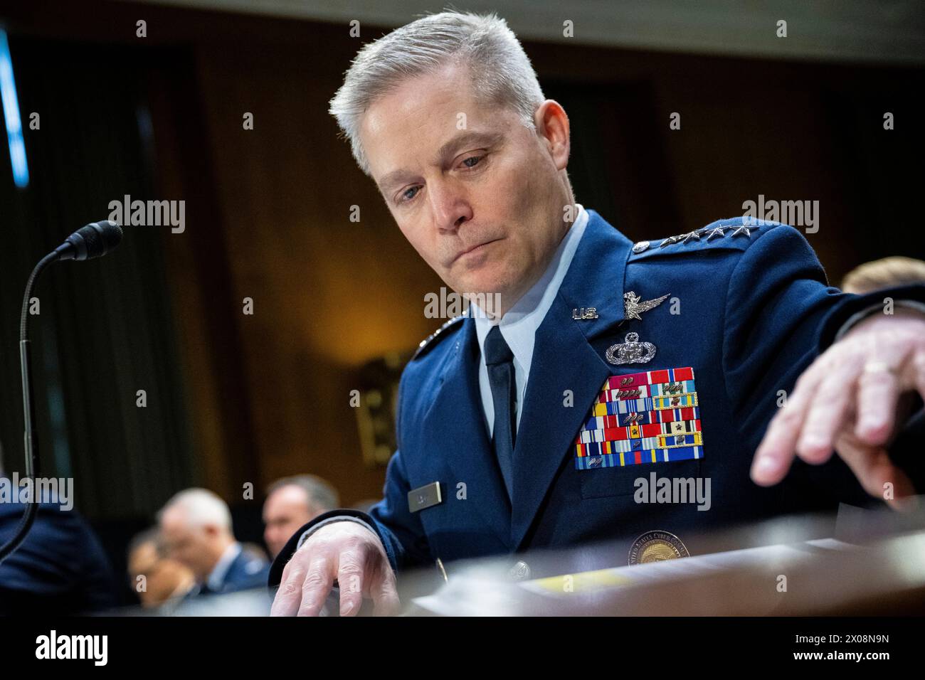 Washington, USA. April 2024. Timothy Haugh, Direktor der National Security Agency und Befehlshaber des Cyber Command der Vereinigten Staaten, bereitet sich vor einer Anhörung des Armed Services Committee des Senats zum Haushalt 2025 von Präsident Biden im US-Kapitol in Washington, DC, am Mittwoch, den 10. April vor. 2024. (Graeme Sloan/SIPA USA) Credit: SIPA USA/Alamy Live News Stockfoto