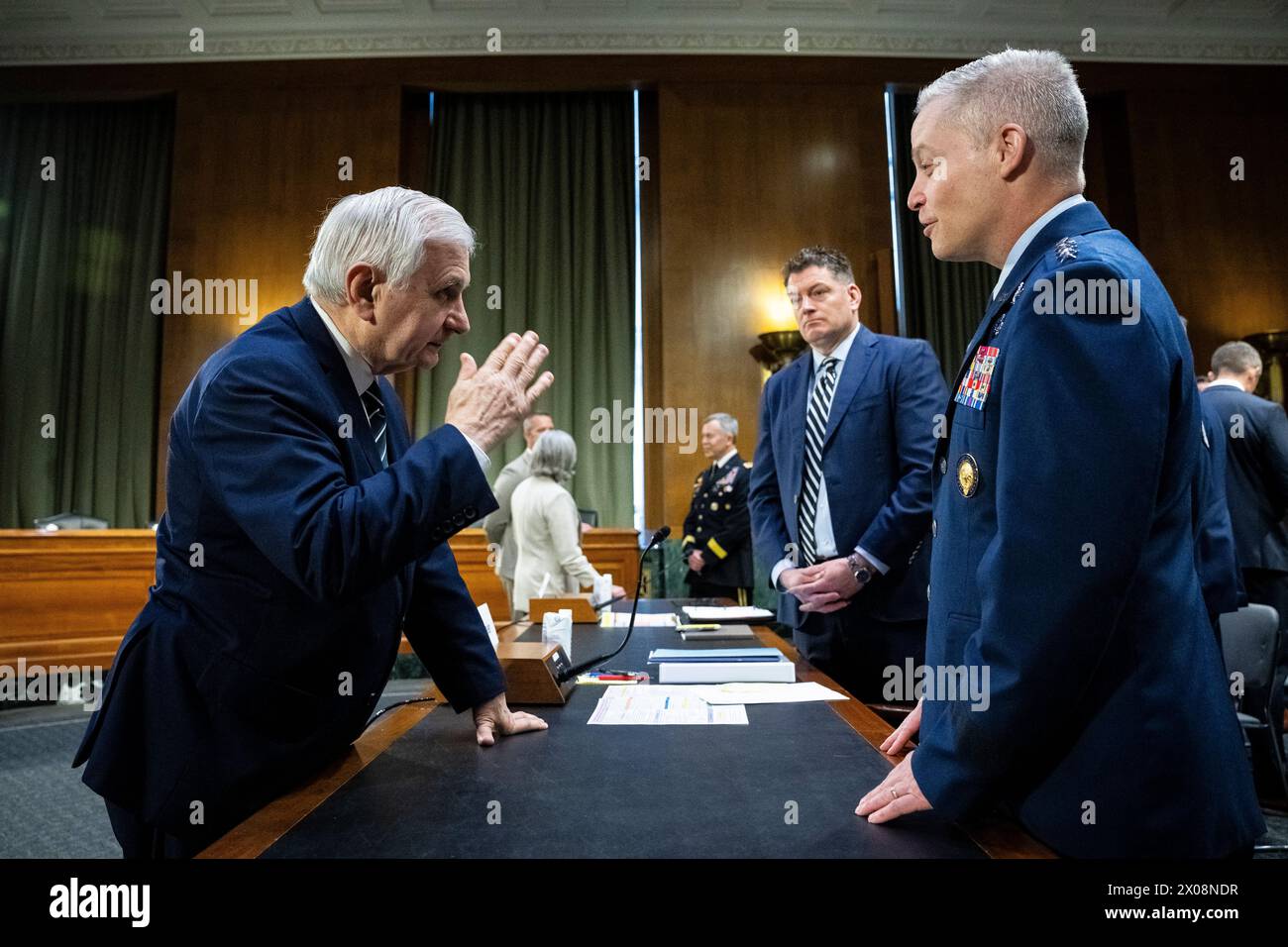 Washington, USA. April 2024. Senator Jack Reed (D-R.I.), Ausschussvorsitzender, grüßt den Direktor der National Security Agency und Befehlshaber des Cyber Command der USA, General Timothy Haugh, vor einer Anhörung des Armed Services Committee des Senats zum Haushalt 2025 von Präsident Biden im US-Kapitol in Washington, DC, am Mittwoch, den 10. April. 2024. (Graeme Sloan/SIPA USA) Credit: SIPA USA/Alamy Live News Stockfoto