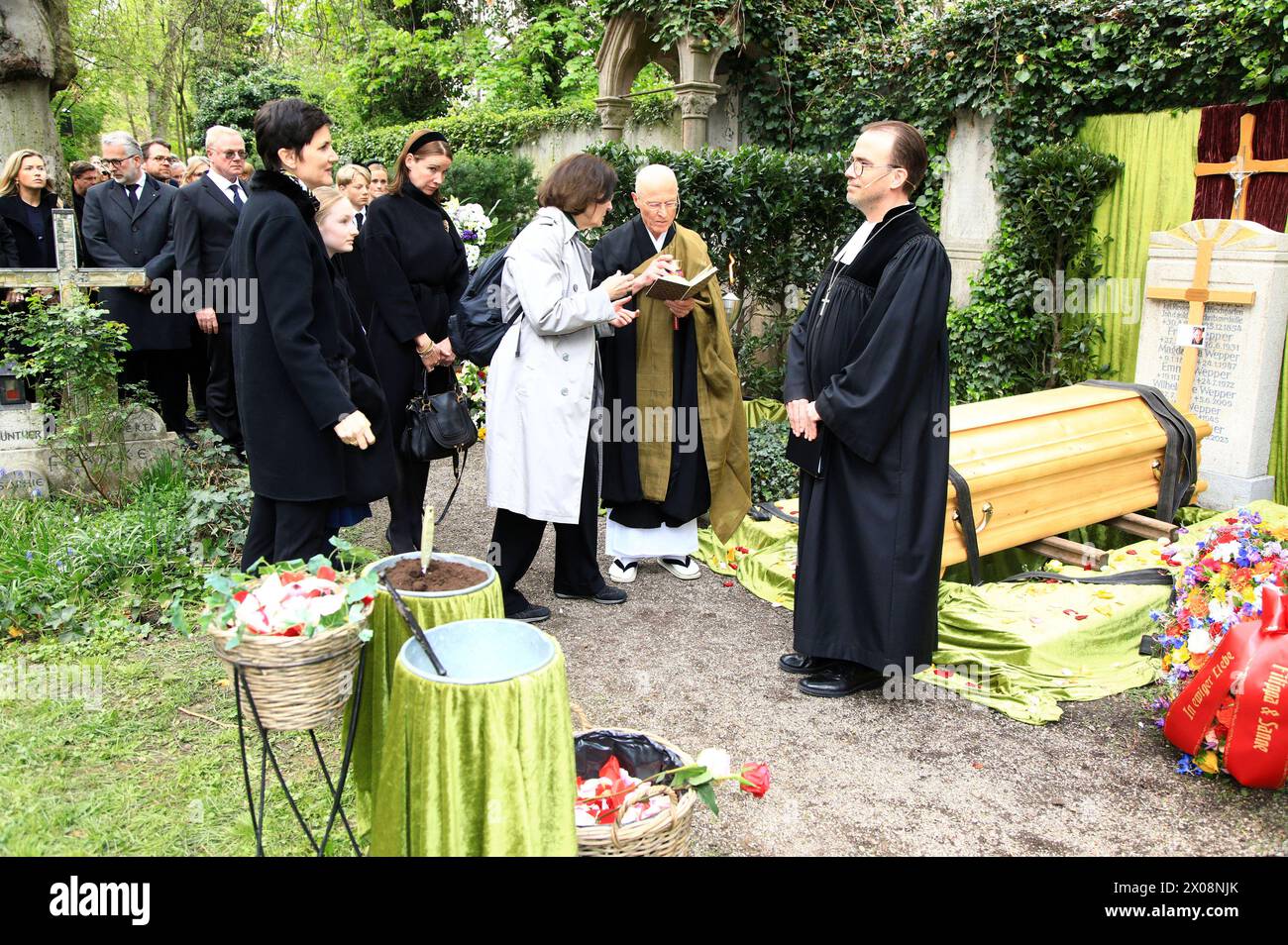 Susanne Kellermann, Filippa Wepper und Sophie Wepper bei der Beisetzung von Fritz Wepper im Familiengrab der Familie Wepper auf dem Friedhof Neuhausen im Münchner Stadtteil Neuhausen. München, 10.04.2024 *** Susanne Kellermann, Filippa Wepper und Sophie Wepper bei der Beerdigung von Fritz Wepper im Familiengrab Wepper auf dem Friedhof Neuhausen München, 10 04 2024 Foto:XM.xWehnertx/xFuturexImagex trauerfeier wepper 4466 Stockfoto