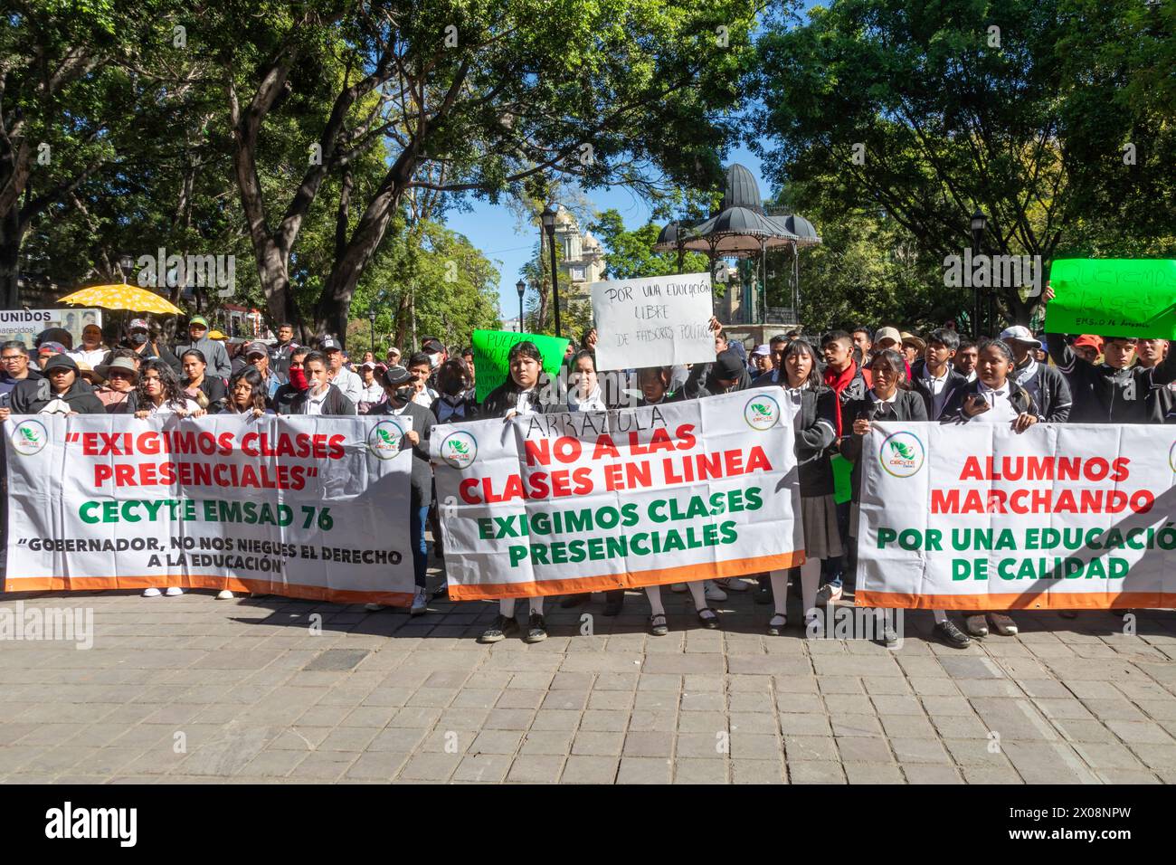 Oaxaca, Mexiko - Studenten trafen sich vor dem Regierungsgebäude von Oaxaca, um ein Ende des Online-Kurses zu fordern. Sie sagten, sie können mit fac besser lernen Stockfoto