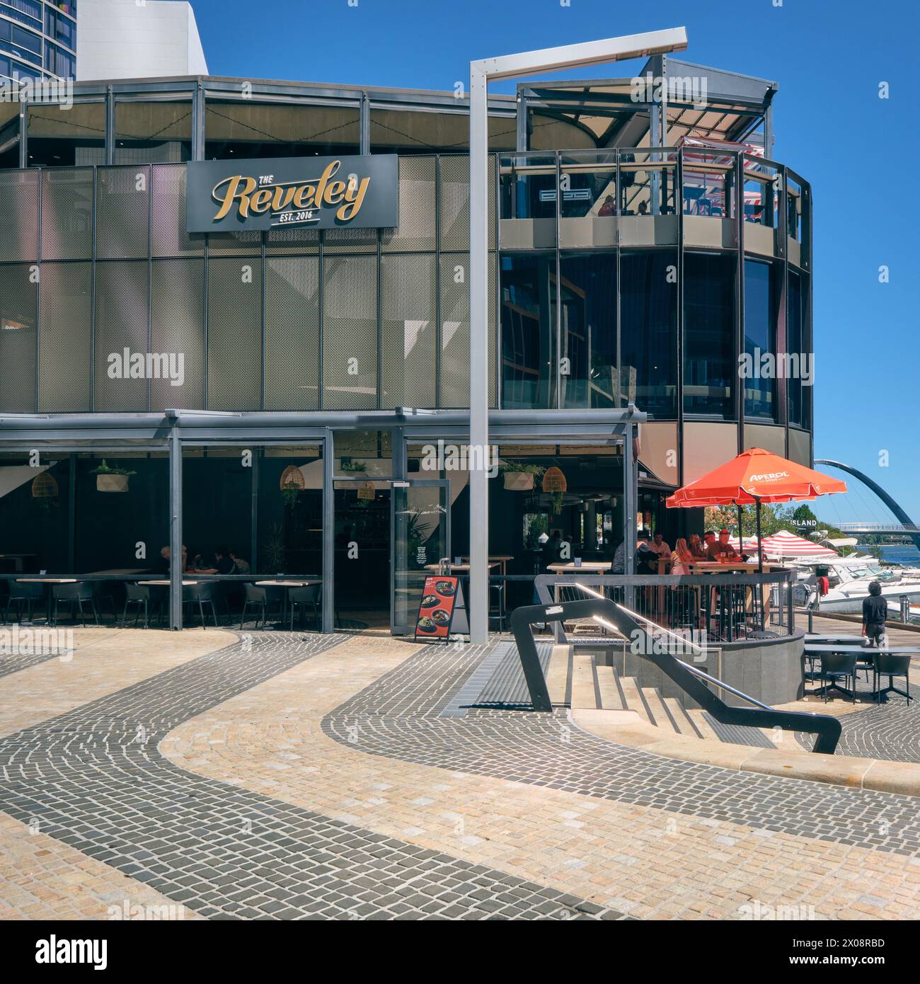 The Reveley wurde 2016 gegründet und ist ein Bar-, Restaurant- und Veranstaltungsort am Elizabeth Quay in Perth, Western Australia. Stockfoto