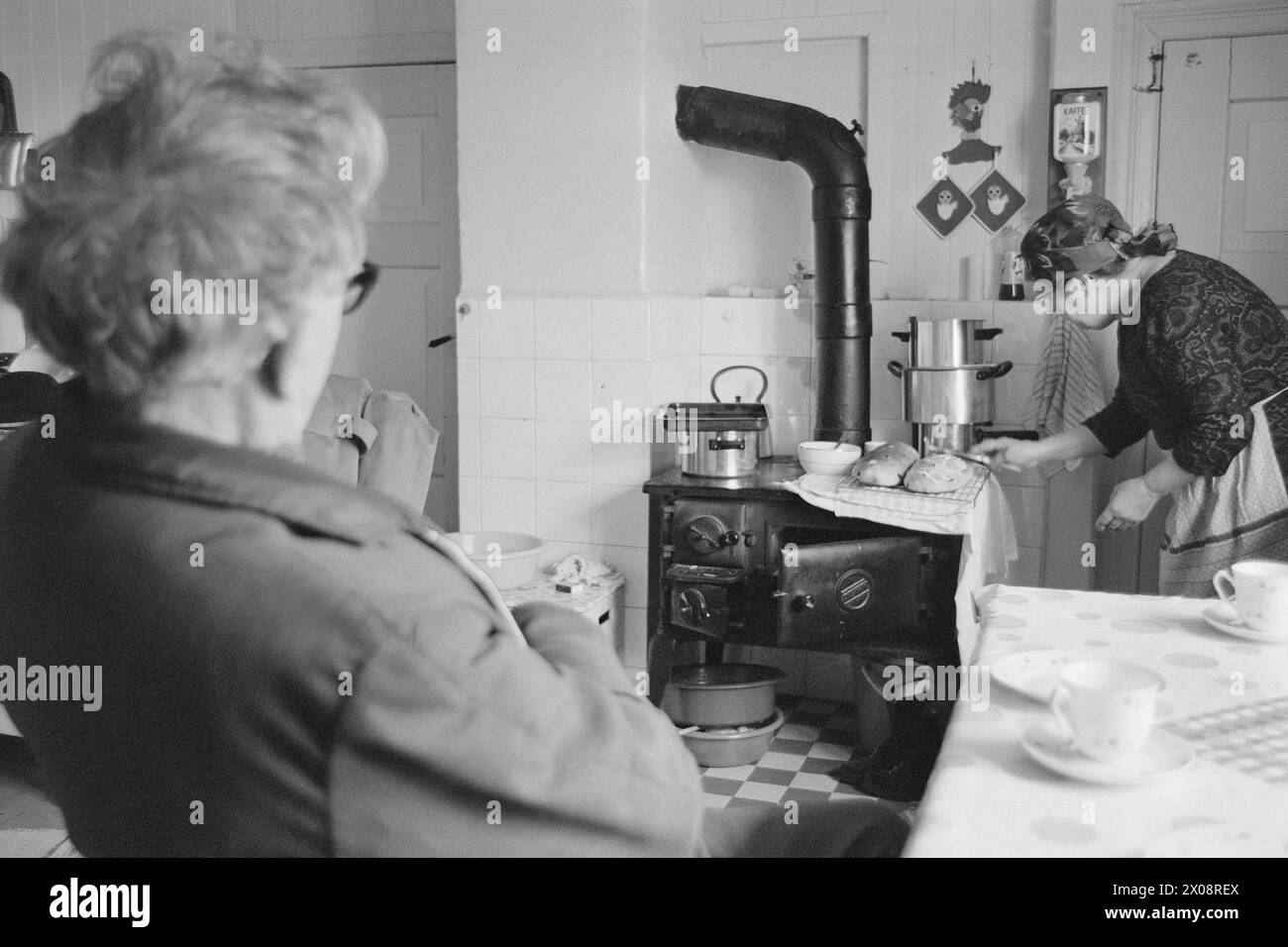 Aktuell 16 - 6 - 1973: Hundert Häuser und ein Mann als vor 20 Jahren war Bjørnsund eine lebendige Gemeinde. Heute ist nur noch eine Person in diesem Fischerdorf übrig. Jetzt wird Bjørnstad ein Touristenziel. Die Leute sind begierig, hier draußen in dieser Einsamkeit ein Haus zu kaufen. Borghild Gornitchin ist mit Bjørnsund verbunden. Sie kehrt jedes Jahr zurück, lange vor den Zugvögeln. Für den Einsiedler Rolf Thoresen wird das Leben viel heller, wenn Borghild nach Hause kommt, nachdem er den Winter mit einer Tochter in Østfold verbracht hat. Oft bleibt sie mit einem guten Abendessen auf, wie hier. - Wenn Stockfoto