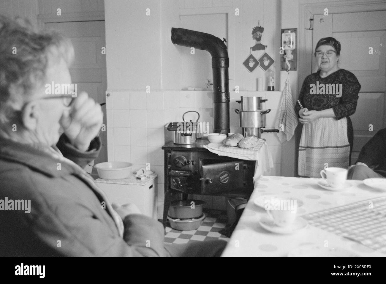 Aktuell 16 - 6 - 1973: Hundert Häuser und ein Mann als vor 20 Jahren war Bjørnsund eine lebendige Gemeinde. Heute ist nur noch eine Person in diesem Fischerdorf übrig. Jetzt wird Bjørnstad ein Touristenziel. Die Leute sind begierig, hier draußen in dieser Einsamkeit ein Haus zu kaufen. Borghild Gornitchin ist mit Bjørnsund verbunden. Sie kehrt jedes Jahr zurück, lange vor den Zugvögeln. Für den Einsiedler Rolf Thoresen wird das Leben viel heller, wenn Borghild nach Hause kommt, nachdem er den Winter mit einer Tochter in Østfold verbracht hat. Oft bleibt sie mit einem guten Abendessen auf, wie hier. - Wenn Stockfoto