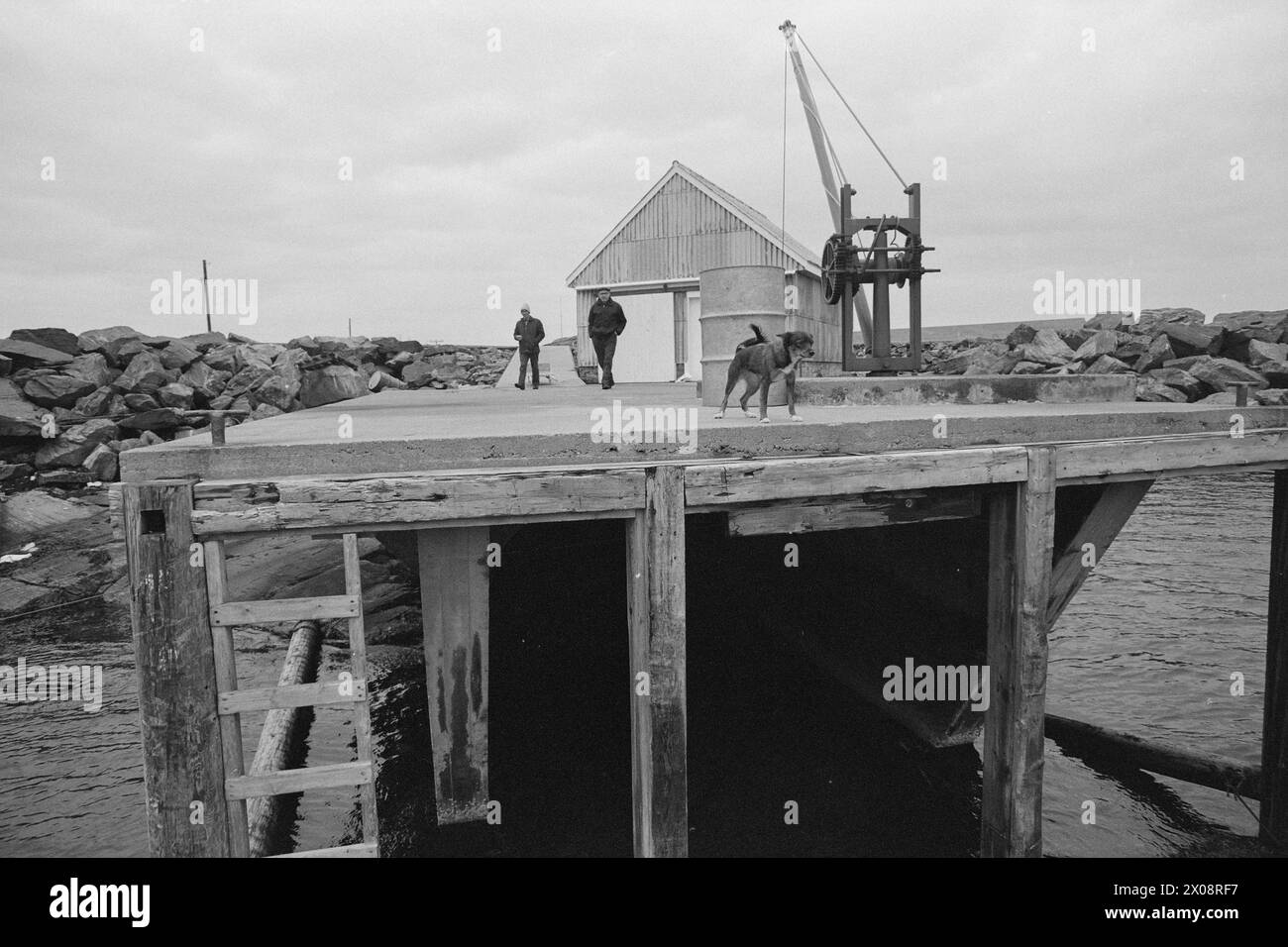 Aktuell 16 - 6 - 1973: Hundert Häuser und ein Mann als vor 20 Jahren war Bjørnsund eine lebendige Gemeinde. Heute ist nur noch eine Person in diesem Fischerdorf übrig. Jetzt wird Bjørnstad ein Touristenziel. Die Leute sind begierig, hier draußen in dieser Einsamkeit ein Haus zu kaufen. Foto: Sverre A. Børretzen / aktuell / NTB ***FOTO NICHT BEARBEITET*** Stockfoto