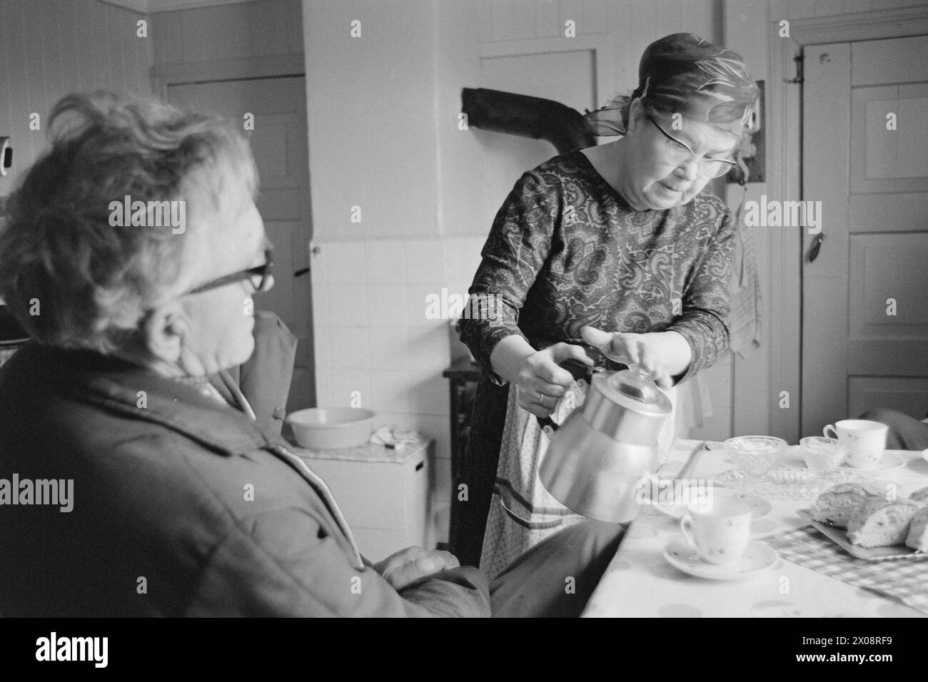 Aktuell 16 - 6 - 1973: Hundert Häuser und ein Mann als vor 20 Jahren war Bjørnsund eine lebendige Gemeinde. Heute ist nur noch eine Person in diesem Fischerdorf übrig. Jetzt wird Bjørnstad ein Touristenziel. Die Leute sind begierig, hier draußen in dieser Einsamkeit ein Haus zu kaufen. Foto: Sverre A. Børretzen / aktuell / NTB ***FOTO NICHT BEARBEITET*** Stockfoto