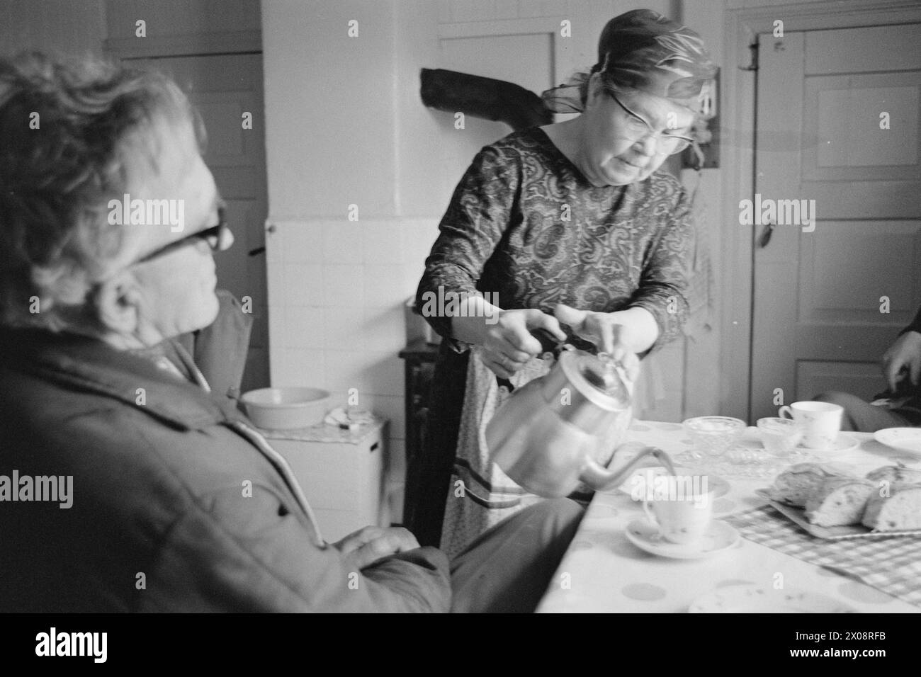 Aktuell 16 - 6 - 1973: Hundert Häuser und ein Mann als vor 20 Jahren war Bjørnsund eine lebendige Gemeinde. Heute ist nur noch eine Person in diesem Fischerdorf übrig. Jetzt wird Bjørnstad ein Touristenziel. Die Leute sind begierig, hier draußen in dieser Einsamkeit ein Haus zu kaufen. Foto: Sverre A. Børretzen / aktuell / NTB ***FOTO NICHT BEARBEITET*** Stockfoto