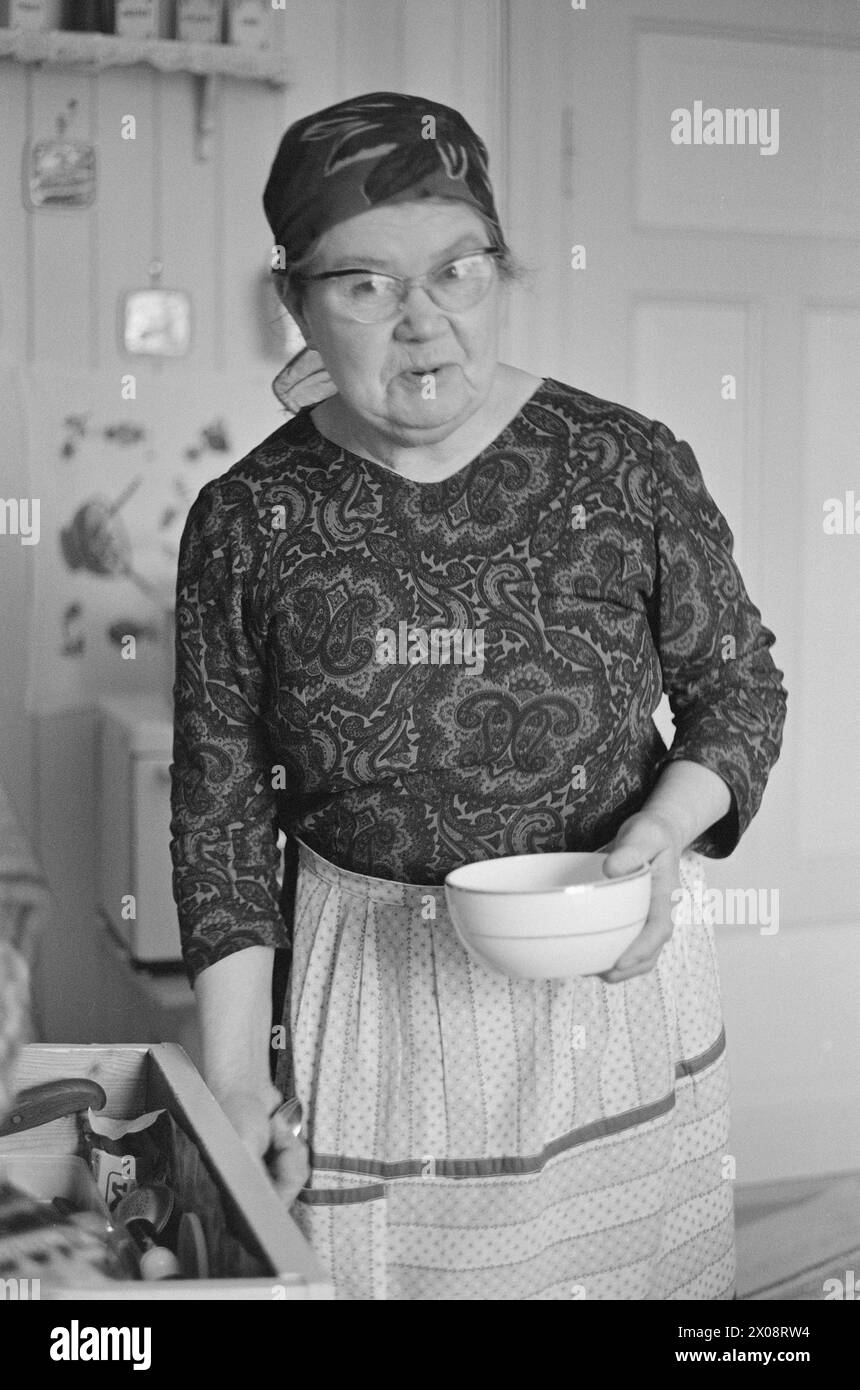 Aktuell 16 - 6 - 1973: Hundert Häuser und ein Mann als vor 20 Jahren war Bjørnsund eine lebendige Gemeinde. Heute ist nur noch eine Person in diesem Fischerdorf übrig. Jetzt wird Bjørnstad ein Touristenziel. Die Leute sind begierig, hier draußen in dieser Einsamkeit ein Haus zu kaufen. Borghild Gornitchin ist mit Bjørnsund verbunden. Sie kehrt jedes Jahr zurück, lange vor den Zugvögeln. - Wenn ich mich für immer bewegen würde, wäre die Sehnsucht nach diesem Ort zu schwer, um sie zu ertragen. Foto: Sverre A. Børretzen / aktuell / NTB ***FOTO NICHT BEARBEITET*** Stockfoto