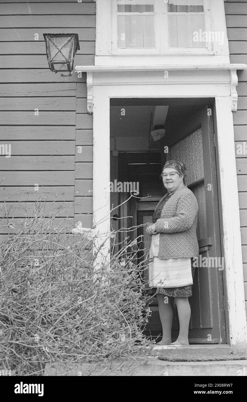 Aktuell 16 - 6 - 1973: Hundert Häuser und ein Mann als vor 20 Jahren war Bjørnsund eine lebendige Gemeinde. Heute ist nur noch eine Person in diesem Fischerdorf übrig. Jetzt wird Bjørnstad ein Touristenziel. Die Leute sind begierig, hier draußen in dieser Einsamkeit ein Haus zu kaufen. Borghild Gornitchin ist mit Bjørnsund verbunden. Sie kehrt jedes Jahr zurück, lange vor den Zugvögeln. - Wenn ich mich für immer bewegen würde, wäre die Sehnsucht nach diesem Ort zu schwer, um sie zu ertragen. Foto: Sverre A. Børretzen / aktuell / NTB ***FOTO NICHT BEARBEITET*** Stockfoto